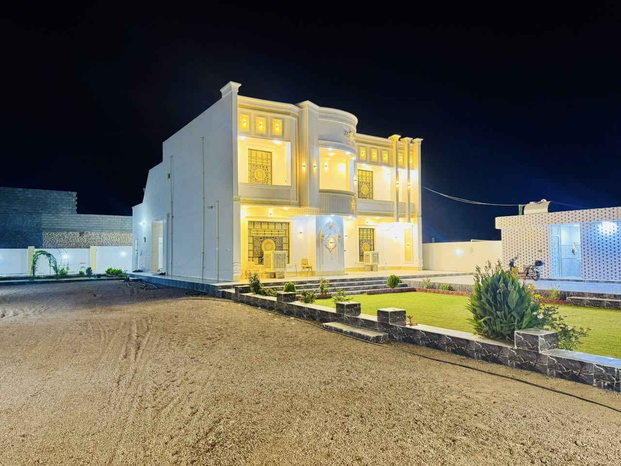 🏠 بيت للبيع – منطقة الشراع | ركن

📐 مساحة الأرض: ١١٧٠ م²
🏗️ مساحة البناء: ٥٧٢ م²
🏢 الطوابق: طابقين
📍 موقع مميز: ركن
خلف مدرسة اليمن الابتدائية 🏫.
التفاصيل:
🛏️ ٤ غرف نوم (٢ تحت + ٢ فوق)
🛋️ ٢ صالة
🍳 مطبخ
🚿 ٢ حمام (تحت وفوق)
🌿 ٢ حديقة
🏛️ ديوان

✨ المميزات:
واجهة كلاسيكية فاخرة بتصميم معماري راقي مع إضاءة مميزة، بوابات ذهبية منقوشة، بلاط رخامي، سور محيطي بإضاءة ليلية أنيقة، وحديقة خضراء.

💰 السعر: ١٩٥ مليون دينار عراقي
بي مجال للشراي *
📞 للتواصل: [***********]
