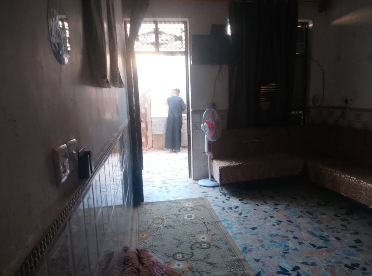 بيت البيع خضراء الدسيم قرب عله شارع فرع مقبيل موالد  مساحه البيت 100 متر بيت كمل فول شغل درجه واله الله شهد رابع بيت عله شارع عام خدمات كمله ماء مجاري رصيف تبليط هاي اليام كهرباء ***********سعر البيت 55بيه مجال بصيط
