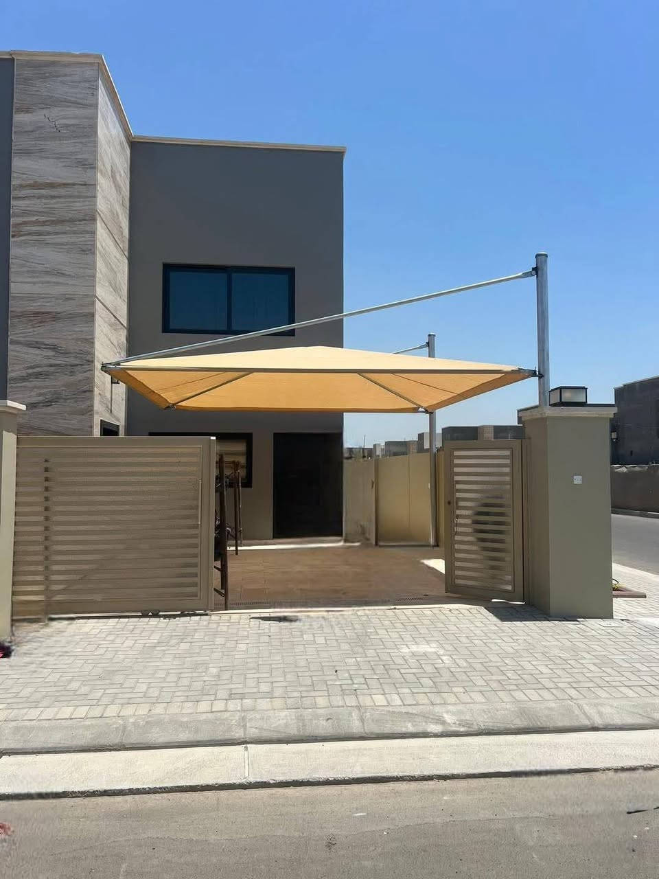 🛠️من اعمال معمل بغداد 🛠️
المظلات الهرميه الثابته غطاء المظلة  كوري مصمم للأجواء الصحراويه والجافه يحتوى على مسامات لتسمح بمرور الهواء نسبه العزل للمطر 50% و نسبه العزل للشمس 95%.
تحمي السياره من الحالوب ١٠٠٪
مصنع من خيوط البولي اثيلين والياف الفايبر 
اوتعمل على تقليل الحرارة الى  12 درجة ويحافظ على البشره والاجزاء الداخلية للسيارة وهو صديق للبيئة ومفيد لنمو النباتات متوفر بجميع  الالوان. 🌝
يكون التثبيت من جهة واحدة🏗
♦️نوع التغليف قماش كوري (ضمان 5 سنوات)
♦️ألاعمده بوري دأئري 5الى6أنج 2ونص ملم⭕️
♦️ألهيكل الداخلي بوري دائري2 انج 2ملم🗜
♦️نوع ألحديد ألمغلون  مع تثبيت براغي🔩
القياسات حسب الطلب تتوفر (١٠)الوان مع الضمان🌈
جميع الخدمات التي تحتاج لها متوفرة لدينا, خدماتنا
🟢- المظلات الثابته الهرميه الشمسية
🟢- المظلات الثابته المقوسة الشمسية المطريه 
🟢-المظلات الكي سبان 
 لمعرفة المزيد، يرجى الاتصال بنا أو مراسلتنا
***********
العمل بكافة محافضات العراق
