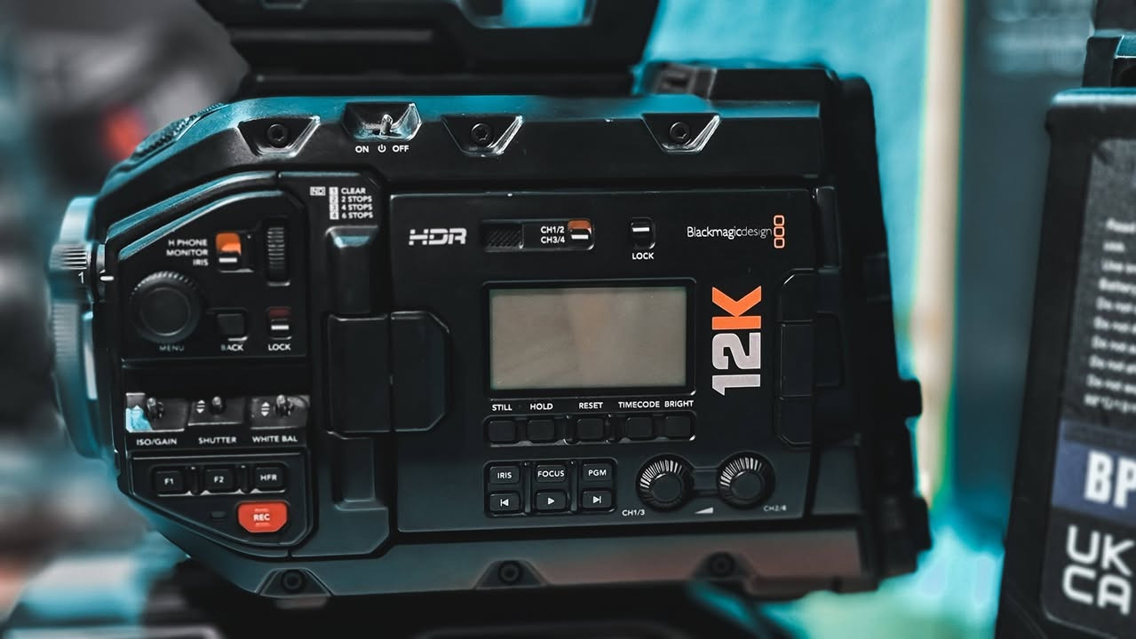 بلاك ماجك يورسا مني 12K 
نضافة 100% 
بطاريات 2 مع شاحنة ثنائية 
شولدر كتف 
حقيبة 
رام 
جميع الملحقات الاصلية ***********
