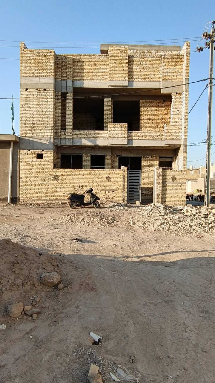السلام عليكم مشتمل للبيع مساحة ١٠٠متر مربع ركن على شارعين طابقين الطابق الاول كامل مي ومجاري بناء درجة اولى كامل استارة بيتونة  ثالث قطعة عن شارع ٣٠ شارع احمد الوائلي السفحة الثانية متكون ٤ غرف نوم غرفة سويت استقبال صالة ومطبخ ٢تانكي حمامات عدد اربعة ٣داخلي واحد خارجي 
خلاطات درجه اولى علما االطابق الاول تاسيس الكهرباء بالكامل بوري وجكشن بيت يخبل تجي وتشوف بعينك بصراحة بيت مال جناي الله يشهد وعندي صور ومقطع فديو للبتلوا 
علما الماء والكهرباء بالباب ملاحظة / شرط ١٠٠ متر بالسند 
خاص موجود تلفون *********** العقار باسمي رقم القطعة( ٩٥٢٢ )
