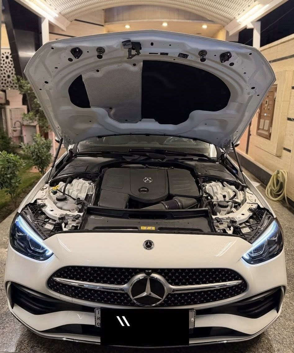 مرسيدس بنز  C350 EL 
موديل 2024
زيرو صفر 
طراز هجين (Plug-in Hybrid) يجمع بين الأداء الرياضي والتكنولوجيا المتقدمة
ثلاث انظمة قيادة 
1️⃣ - بانزين 
2️⃣ - هايبرد 
3️⃣ - شحن كهربائي تمشيك 100 كيلو 
تختار النظام الي يعجبك 
السيارة فول الفول موصفات 

1- نظام القيادة الذاتية والمساعدة (ADAS) الرادار والكاميرات
2-  (DRIVE PILOT ) : يعتبر من أكثر أنظمة القيادة الذاتية من المستوى 3/4 تطوراً في العالم. في ظروف معينة (طرق سريعة مزدحمة)، يمكن للسائق تسليم القيادة الكاملة للسيارة وتشغيل قوانين أو مشاهدة فيلم.

3- نظام المساعدة على التوجيه الذكي (Active Steering Assist):** يحافظ على مسار السيارة في منتصف المسار، حتى في المنحنيات اللطيفة.

4- مساعد الحفاظ على المسار (Active Lane Keeping Assist): يكشف علامات المسارات ويتدخل بتوجيه عكسي لطيف إذا بدأت السيارة في الخروج عن المسار دون استخدام الإشارة.

5- مكابح الطوارئ الذكية مع (Active Emergency Stop Assist): تكشف المشاة والدراجات والسيارات، وإذا لم يستجب السائق، توقف السيارة تلقائيًا.

6- مساعد التكيف مع السرعة (Active Distance Assist DISTRONIC): تحكم تكيفي في السرعة يحافظ على مسافة آمنة عن السيارة التي أمامك، حتى في الزحام، ويتوقف ويعيد التحرك تلقائيًا.

7- مساعد تغيير المسار (Active Lane Change Assist): بمجرد تشغيل إشارة الاتجاه، تتأكد السيارة من أن المسار خالٍ وتنفذ تغيير المسار بسلاسة.

8- نظام التحذير من الاصطدام الأمامي (Front Collision Warning)

9- مساعد الخروج من المرآب الذكي (Remote Parking Assist): يمكن للسيارة أن تدخل أو تخرج من مكان ضيق (مرآب أو موقف) عن بُعد باستخدام تطبيق الهاتف الذكي، بدون وجود السائق داخلها.

10- رادار بعيد المدى (Long-Range Radar): للمسافات الطويلة على الطرق السريعة.

11- رادارات قصيرة المدى (Short-Range Radars): في الزوايا الأربع للسيارة للكشف عن العوائق أثناء المناورة وتغيير المسار.

12- أجهزة استشعار أولتراسونيك (Ultrasonic Sensors): للمسافات القصيرة جدًا أثناء الركن.

13- الشاشة ( MBUX Hyperscreen ): لوحة قيادة رقمية كاملة بشاشة كبيرة الحجم وشاشة مركزية ضخمة 

14- نظام MBUX (Mercedes-Benz User Experience): نظام الوسائط المتعددة الأكثر ذكاءً، يتعرف على الكلام الطبيعي ("مرحبا مرسيدس، أشعر بالبرودة" أو "اضبط الإضاءة على اللون الأزرق").

15- مقاعد أمامية ذات تحكم كهربائي ذاكرة  وتهوية وتسخين 

16- التحكم بالمناخ الذكي من 4 مناطق (4-Zone THERMATIC): حيث يمكن لكل راكب ضبط درجة الحرارة والتدفئة والتهوية حسب رغبته.

17- الإضاءة البيئية AMBIENT LIGHTING:مع 64 لونًا لتختار منهم، وإعدادات إضاءة متحركة ومتعددة.

18- سقف بانورامي كهربائي (Panoramic Sliding Sunroof)

19- فتح وإغلاق وإقلاع السيارة بدون مفتاح (Keyless-Go) 

20- شحن لاسلكي للهواتف الذكية 

21- نظام المساعدة على الكبح (BAS)

22- نظام منع انغلاق المكابح (ABS)

23- نظام صوتي عالي الجودة من Burmester مع 15 مكبر صوت.
 
24- دعم كامل لتكامل الهواتف الذكية عبر Apple CarPlay وAndroid Auto

السعر : 40,000 $  

*********** متوفر واتس اب

