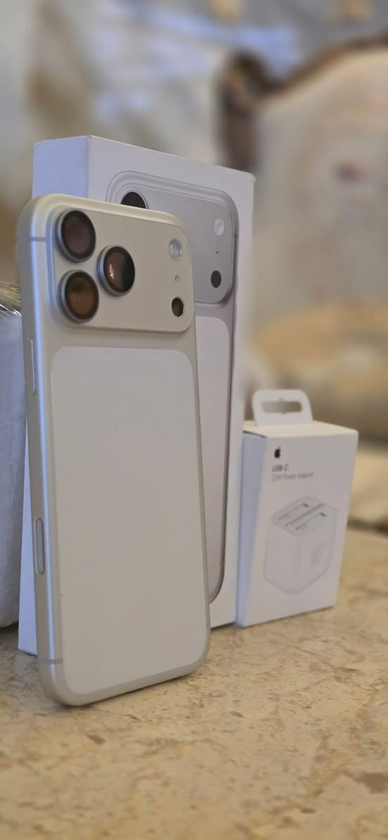 السلام عليكم ايفون 17 برو ماكس ايسم 
🔋 99
بي فقط هذا الشخط موضح بالصوره خفيف ممبين وممأثر ع جهاز
البطاريه اليوم صارت 99 جانت من 100 
شاحنه اصلي كيبل الجهاز الاصلي 
مكاني بغداد البياع مدخل حي المواصلات 
رقم الهاتف *********** واتساب
