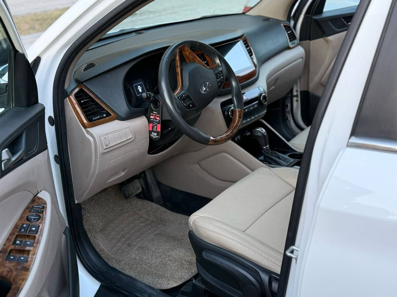 السلام عليكم عندي توكسان  للبيع فقط بدون مراوس خليجي موديل2018 ماشيه 115000كيلومتر  السياره نظيفه جداً بيها صبغ الباب الورى السائق والجاملغ الخلفي وبيها سونار مكان السياره نفق الشرطه  للاستفسار الاتصال على هذا الرقم *********** علماً اني مكلف بلنشرررررررررر اتصلو على الرقم بي واتس اب
