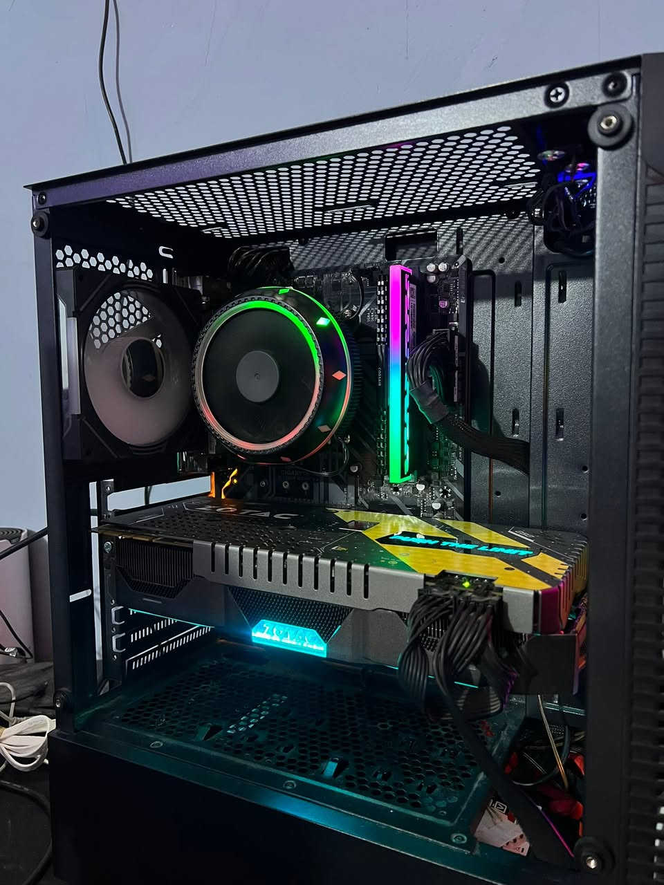 السلام عليكم
كيس فقط للبيع

R7 2700
Rgb cooler
B450 d3sh gigabyte 
16 gb ram 8x2 3000mhz rgb
Gtx 1070 zotac amp 3 fan rgb
Ssd 120 kingston 
Hdd 500 seagate 
Psu 600w fsp
Case mesh 4 fan rgb
نسخة الكارت اكبر نسخة بال1070 
السعر 550 قفل
مكاني بغداد الشعب ماعندي توصيل
***********
