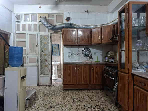 السلام عليكم دار حديث مسلح دولان 70متر طابوا صرف خلف شارع المدينة أول شارع قرب عمارة الحسيناوي مكان مميز الطابق الارضي يحتوي على غرف ومطبخ وصحيات والطابق الثاني فيه غرفة وصالة وصحيات وغرفة بالصطح 
والسعر 110 مليون علما سعر المتر في المنطقة مليونين ونص 
***********
