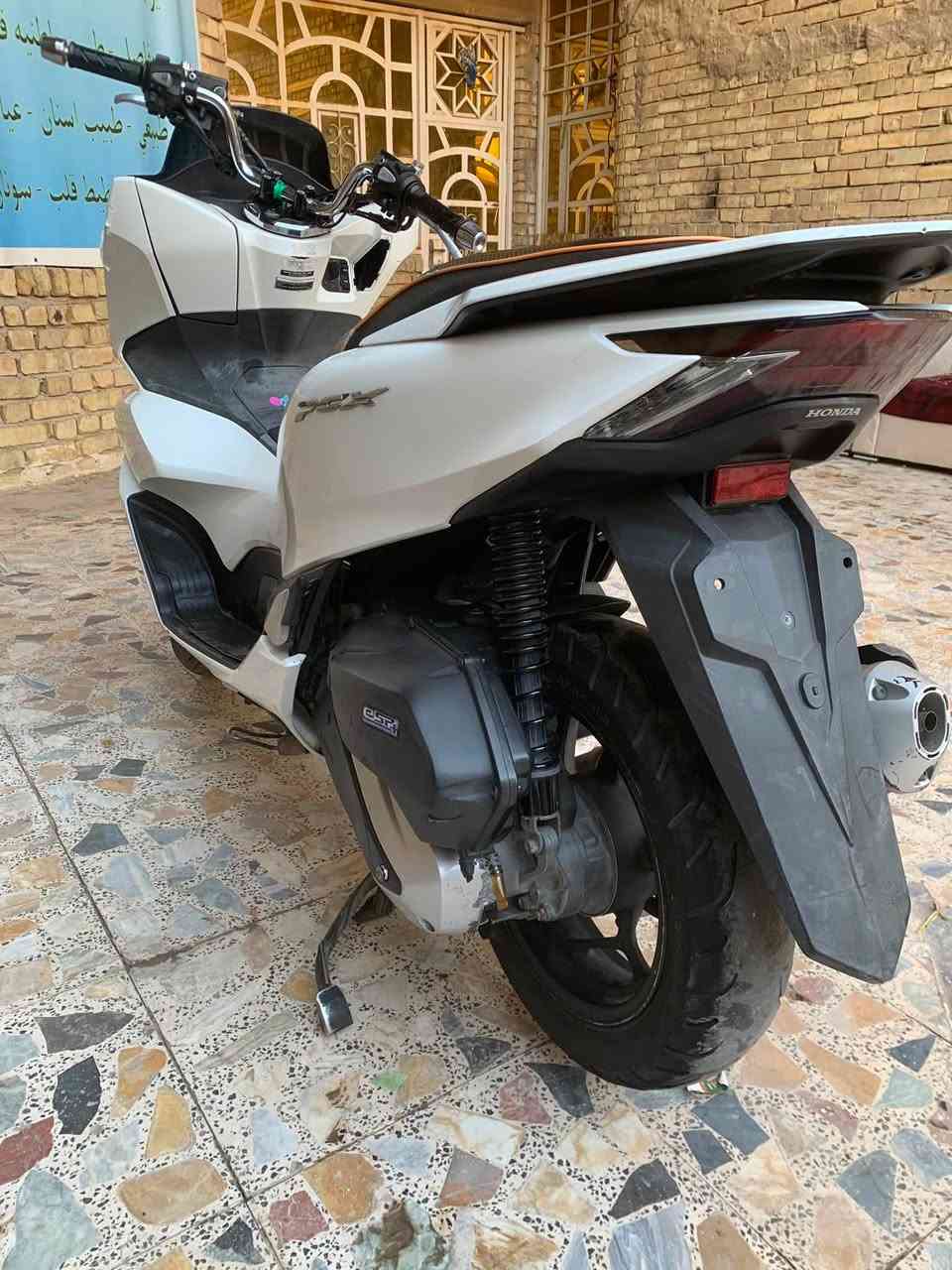 سلام عليكم pcx جيل رابع موديل 2022 وراد كوري 

دراجه نضيفه ومكفوله كفالة عامة مكينه برغي ما مفتوح جيب فيتر وفحص 

فقط كم ملاحظه بكفرات  .

السعر 15 ورقه بيها مجال للشراي 

مكاني بغداد  
***********

