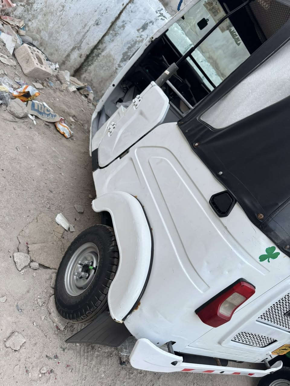 سلام عليكم تكتك بجاج مديل واحد وعشرين تكاتك كفاله بدي ومكينه بيضه كلش تخبل ماعده زلغات كلش قليله مكحلات ولخضره كذالك بيه ضربه زغيره كلش موضحه بصوره  ويخبلن وكلشي شغال بيهن لاحد يدخل يكلي شنو بيهن رقم وسنويه تواصل *********** عنوان خمسميل بصره
