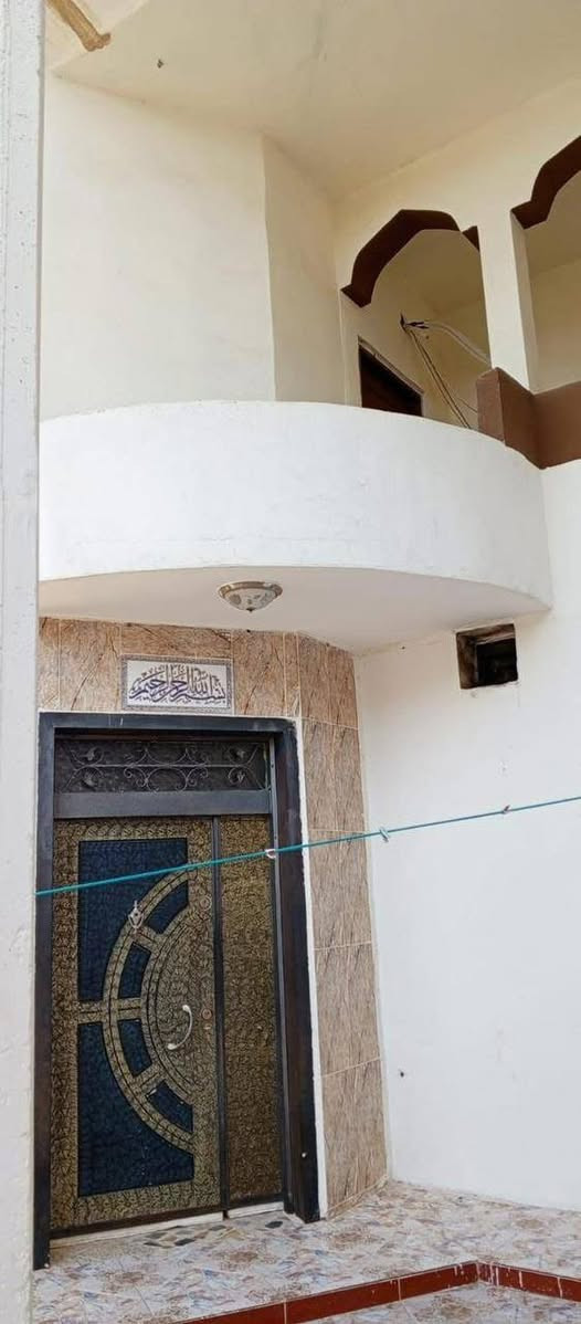 إعلان رقم ٥٨٥
دار للبيع  بيع مستعجل جداً والسعر مناسب جدا 
السعر ٢١٥ بيها مجال قليل 

طابو ملك  صرف بناء 2016  
الدار يحتوي على ١٠ غرف نوم 
موقع الدار الواسطي مطل على شارع عبد الرحمن خلف صيدليه الواسطي  منطقه هادئه جداً ونضيفه 
 مساحه الدار 218 متر 
الدار يتكون من ثلاث طوابق وكل طابق يشمل الصحيات 
الطابق الاول 
يتكون من ٣ غرف + مطبخ + وصحيات وترك عدد ثنين مع استقبال 
الطابق الثاني
 يتكون من ٤ غرف  واحده منهم تحتوي على بلكونه + صحيات وايضاً ترك 
الطابق الثالث
 يتكون من ٣ غرف مع سطح عدد ثنين + صحيات 
ويحتوي ايضاً على صحيات خارجيه + كراج للسيارات كبير ايضاً
الاستفسار اكثر الاتصال بالرقم الموبايل ***********
