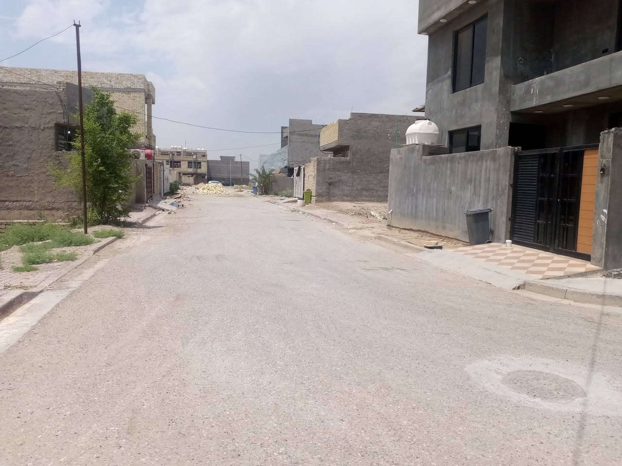السلام عليكم بيت للبيع طابو ملك صرف في المدائن منطقة التصنيع المساحه 150متر متكون من طابقين الطابق الارضي  متكون من استقبال ومطبخ وصاله وغرفه نوم بالاضافه الى مناور عدد 2 الطابق الثاني متكون من 3غرف نوم وصاله موقعه ع شارعين مقابيله  شارع خدمات كامله مياه ومجاري وتبليط للاستفسار الاتصال ***********
