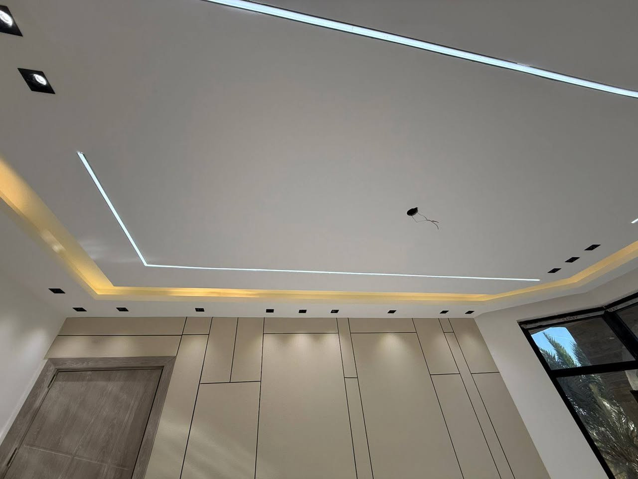 ✨ عرض خاص لمدة 5 أيام فقط! ✨
ارتقِ بمساحتك مع فن الديكور الحديث – حيث تلتقي الفخامة بالدقة والإبداع.

💥 العرض الذهبي البوكس : فقط 28,000 دينار للمتر 
يشمل:
📐 ديكور متكامل + طلس وصبغ بجودة جوتن الأصلية + تثقيب إنارة احترافي

🌟 لماذا نحن الخيار الأفضل؟
لأننا نجمع بين الذوق الرفيع وسرعة التنفيذ بأعلى معايير الجودة.

🔸 خدماتنا:
✔️ تصاميم داخلية وخارجية فاخرة
✔️ جبس بورد – كلاسيك | مودرن | ملكي
✔️ صبغ داخلي وخارجي بألوان جوتن العصرية
✔️ ورق جدران أوروبي وخليجي راقٍ
✔️ ديكورات فلين، حجر، وزجاج
✔️ سقوف ثانوية وسحبات احترافية
✔️ واجهات فوم وطلس بتشطيبات هندسية أنيقة

📞 للحجز والاستفسار عبر واتساب:
***********
***********

📌 تابع صفحتنا الآن واكتشف أحدث التصاميم التي تعكس ذوقك وتميّزك.
💬 العرض ساري لمدة 5 أيام فقط — لا تفوّت فرصة التجديد بأسعار لا تُكرر
