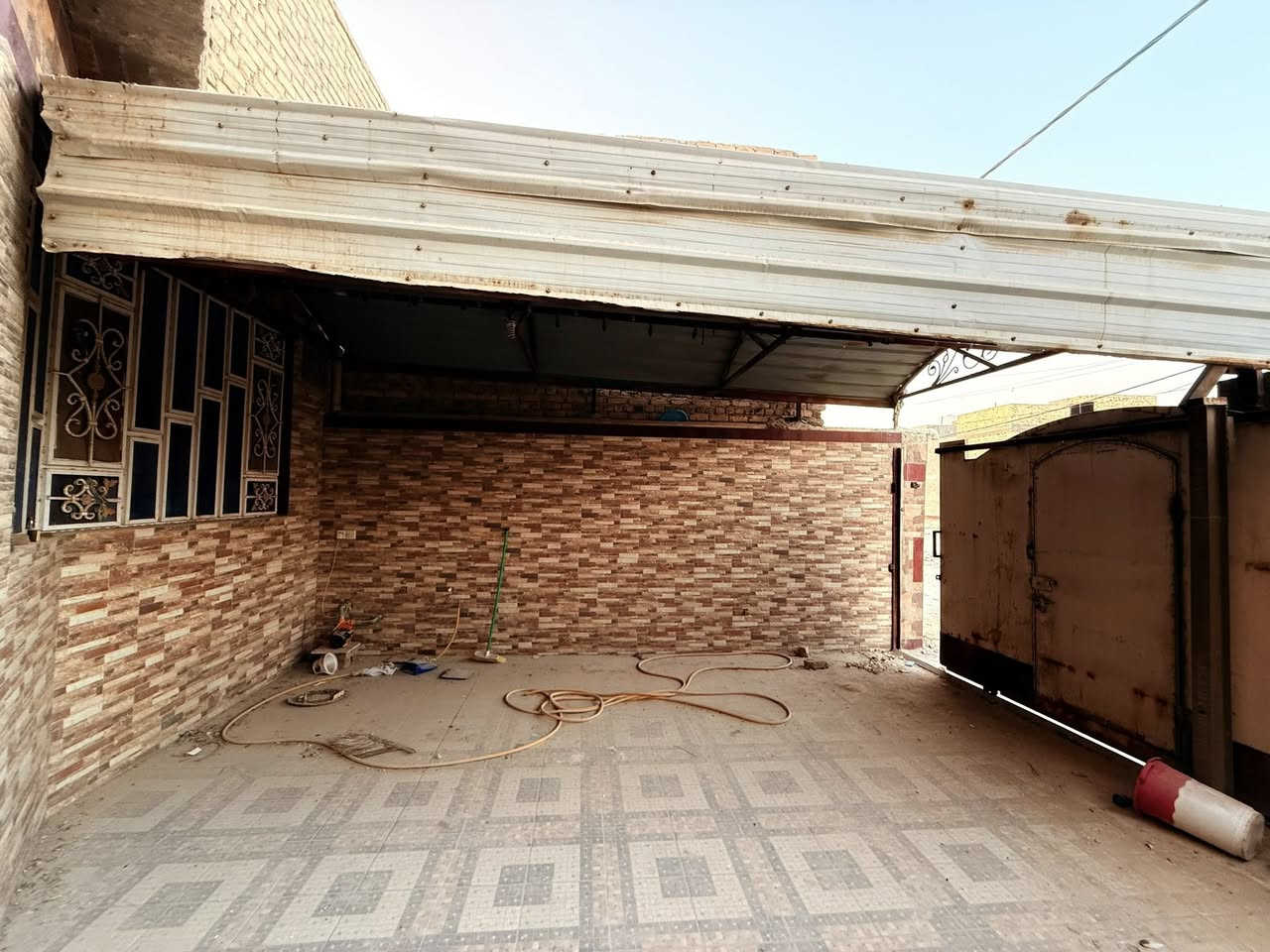 بيت للايجار في حي الشهداء
مساحة 250 متر

غرفتين نوم

٣ مجموعات صحية

حمام خاص بالاستقبال وحمام غرفة ماستر 

مطبخ وصالة كبيرة واستقبال واسع 

 كراج سيارة

حديقة صغيرة 

البيت مجهز بسبالت كاملة لجميع الغرف ، كاونتر مطبخ ، انارة وكهربائيات كاملة

سعر الأيجار : 350 الف دينار 

***********
