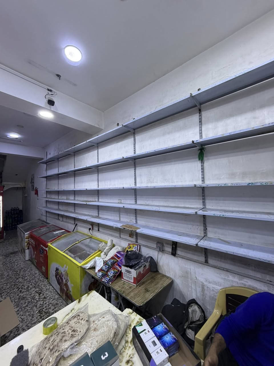 السلام عليكم رفوف نظيفه وكامله للبيع تصفيه   اتصل  *********** العنوان بغداد
