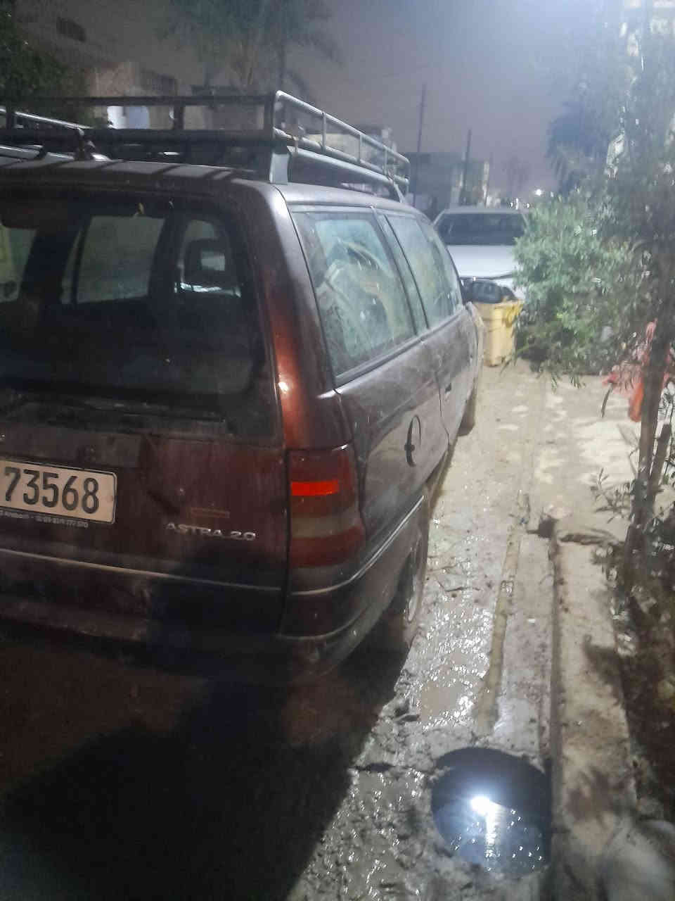 السلام عليكم اوبل استره نضيفه حلوه السياره بلادي تبريد موديل 1994 داخل حلو لون احمر لا ضربه لا كصه السياره جاهزه كهربائية كله شغاله محرك 2000 اوتوماتيك ابطاين جدد دشبوب جديد محرك وكير ابلادي تايرات جدد السياره انشالله ربع ما اذب عليه السياره مصبوغه جراد فقط لجماليه  مكان السياره بغداد ابو غريب حي الشهداء قرب محطه جوهره العدنان *********** السعر 55 وبيه مجال لطيبين
