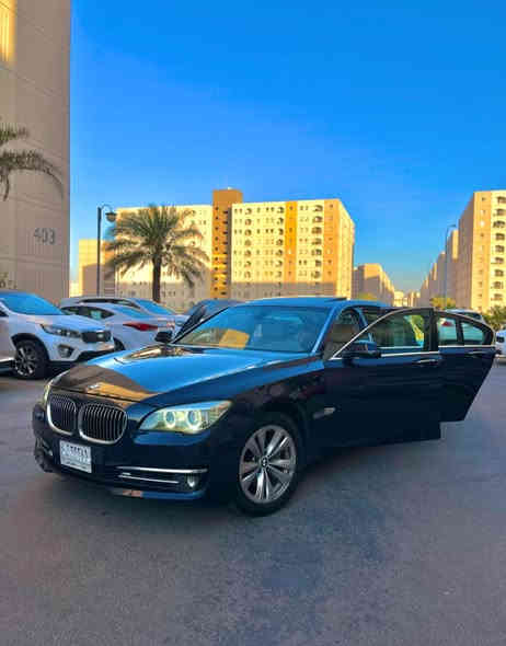 بي ام دبليو 740Lİ .
رقم بغداد/ موديل 2013 / خليجي /وكالة العروش
 باب طويل/ لون نيلي / محرك ستة سلندر N55 المرغوب .. 
ماشية KM165 قابل للزيادة ..
گير ومحرك مكفولات من كلشي  / 5 وبعد مواصفات هواية فول السيارة 
السيارة بدون صبغ.
مكان السيارة بغداد السيدية/رقم بغداد تحويل ..
 باقي المواصفات معروفة...
للاستفسار اكثر ..***********.. 
  السعر 199 وبيها مجال شي بسيط..
