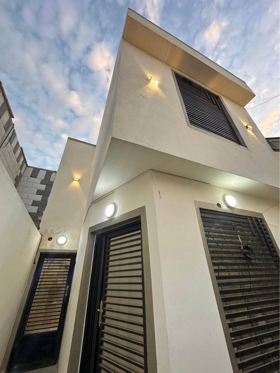 دار للبيع في حي السلام خلف المستوصف 
مساحه ١٠٠ متر طابق ونص صب كونكريت
الطابق الأول غرفه وصاله واستقبال ومطبخ 
الطابق الثاني غرفه وصاله 
للاستفسار مراجعه مكتب الدر حي السلام شارع ابو الدجاج 
***********
*********** النجف, العراق
