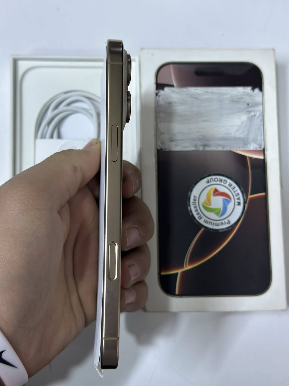 ايفون 16 برو ماكس 
عربي شرق اوسط مااستر
ذاكره 256
بطاريه99 🔋 
مشحون 159دوره 
اخو الجديد 
بعده بل ضمان 
السعر 1375 وبي مجال ….

العنوان بابل الحمره الغربي 
 الرقم ***********
