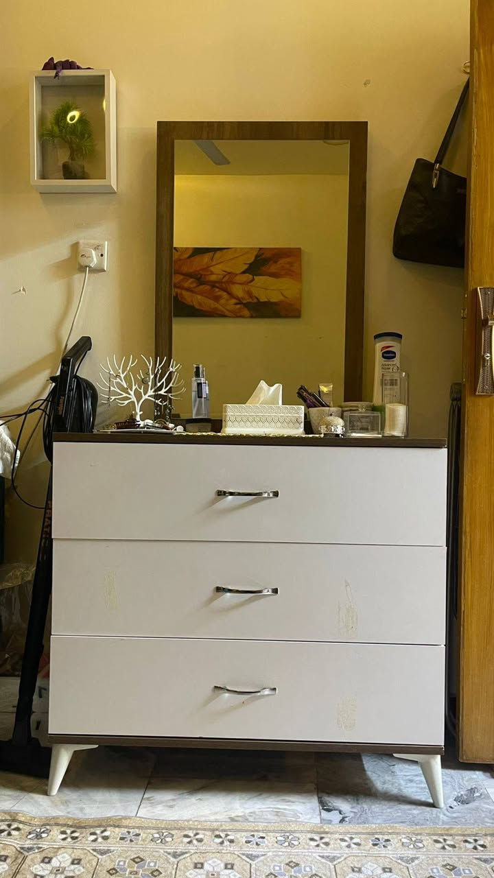 اثاث للبيع تخم ديوان مع الستائر تفصال كامل نضافه فول سعره ٢٠٠ قفل واضافة الى غرفة نوم تركيه نفرين مع الدوشك السعر ٤٠٠ قفل للاستفسار الاتصاال على الرقم ***********
