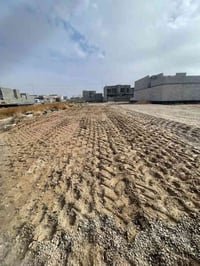 قطعة ارض للبيع الوجه ٨والنزال٢٤ مكانها خلف شارع ستين وره السكه قريبه ع...