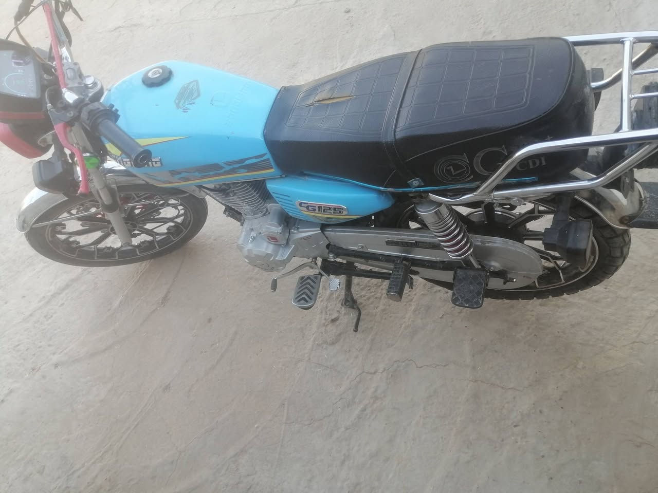 السلام عليكم سيفان للبيع موديل 24 اوراق كامله خمسه كير محرك 200cc دراجه حلوه ونضيفه السعر 625 وبيها مجال قليل المكان بابل كفل جسر ام عباسيات صيطرت معمل الببسي الاتصال على الرقم ***********
