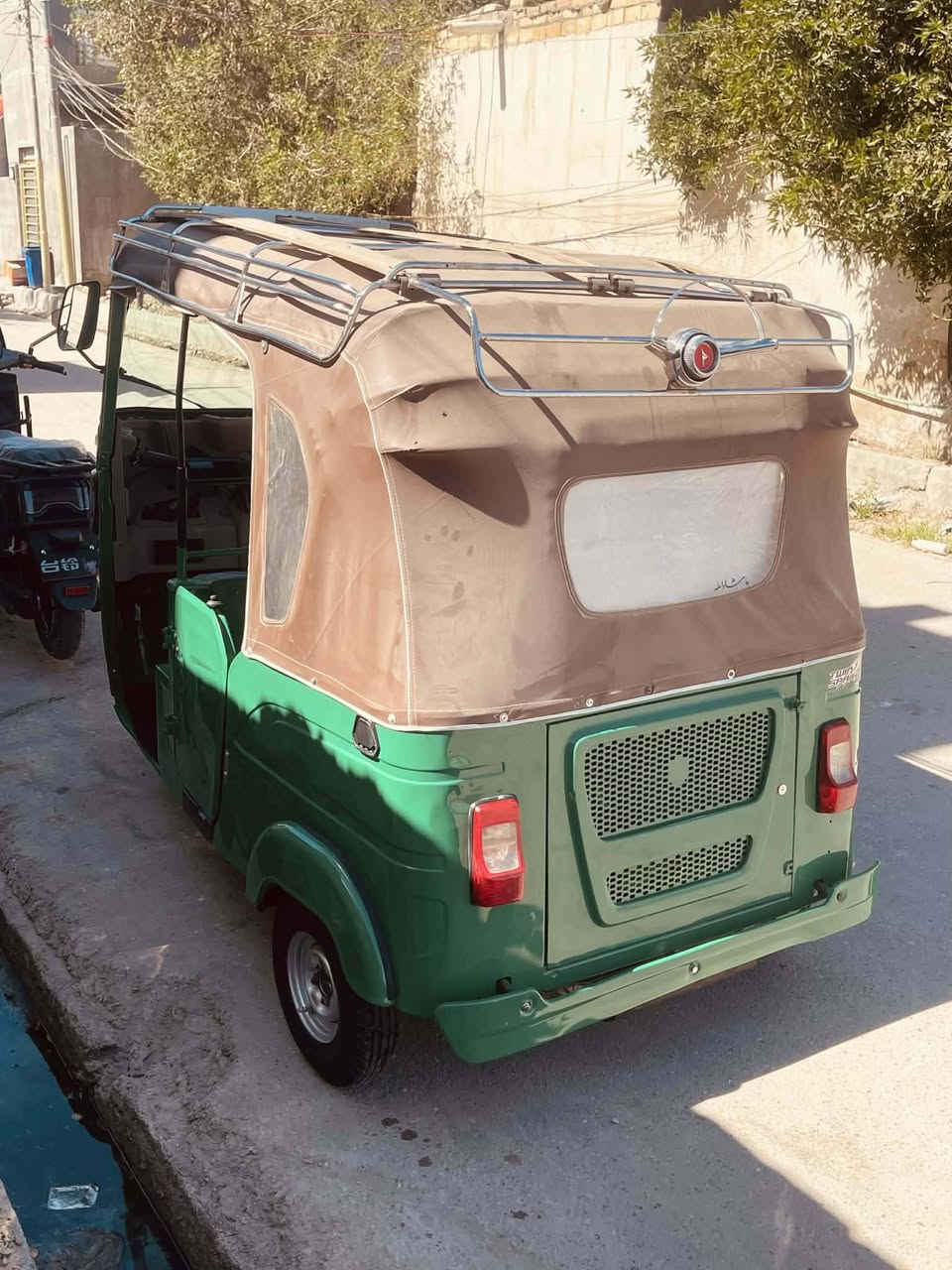 السلام عليكم تكتك البيع مديل 22 شهر 10 مضلع رقم ذي قار تحول مباشر مكينه مبدل بوشه وبستم وكشر بي رشات تخم تاير كله جديد مكان رفاعي سعر 8500وبيه مجال قليل تفاصيل عل تصال فقط ***********
