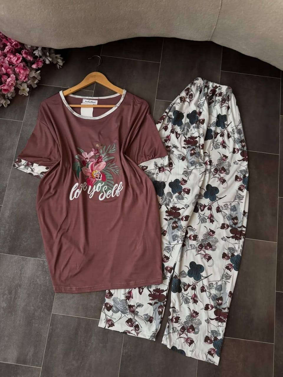 🍑 نعومة + أناقة = راحة ما تنوصف
#تراك بيت قطني وناعم تركي درجه اولى 🌺 🦋 
لأنك تستاهلين تكونين مرتاحة وأنيقة بنفس الوقت 🤍
#السعررر8
قياسات فري سايز💙🤍
يوجد توصيل داخل المسيب الفين 
يوجد توصيل محافظات


**إذا كنت صاحب هذا الإعلان وتريد حذفه لأي سبب، رجاءا أرسل رسالة إلى الدعم الفني**