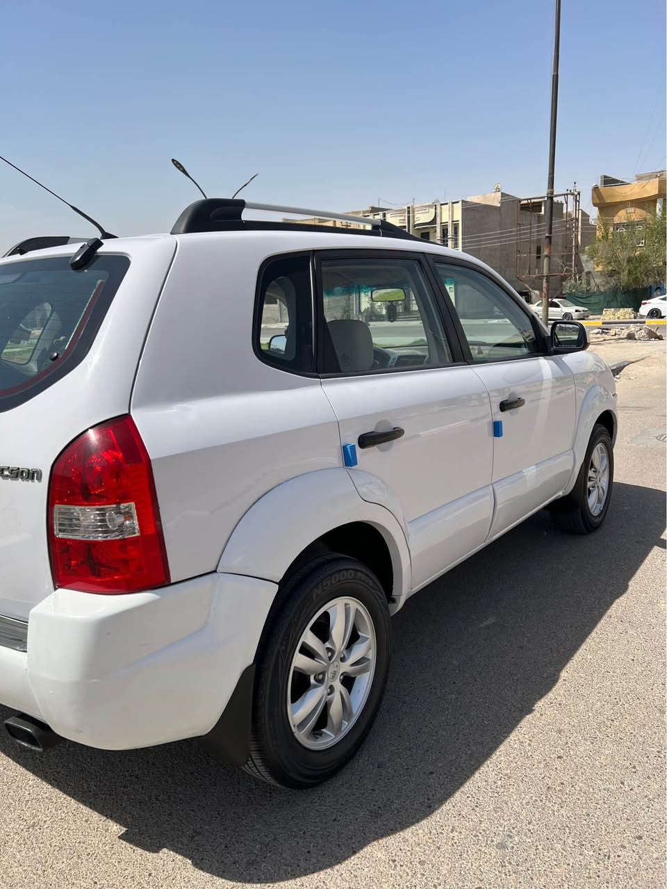 توسان 2009 رقم البصرة الجديد، سنوية جديدة، السيارة بحالة ممتازة جداً وراعيها معروف ومحافظ عليها.
 • مكينة 2000 دوش قوية وتعمل بكفاءة عالية.
 • تبريد ثلج وشغال 100%.
 • حدادة جديدة.
 • تايرات تخم.
 • دواخل نظيفة جداً كأنها جديدة.
 • لا تحتاج أي مصروف.
 • صبغ مكانات قليلة للتجميل فقط.
 • مكفولة من الضربة والتبديل.
 • سيارة جاهزة للاستخدام والسفر مباشرة.

العنوان البصرة 

السعر 115 ورقه 
للتواصل *********** البصرة, العراق
