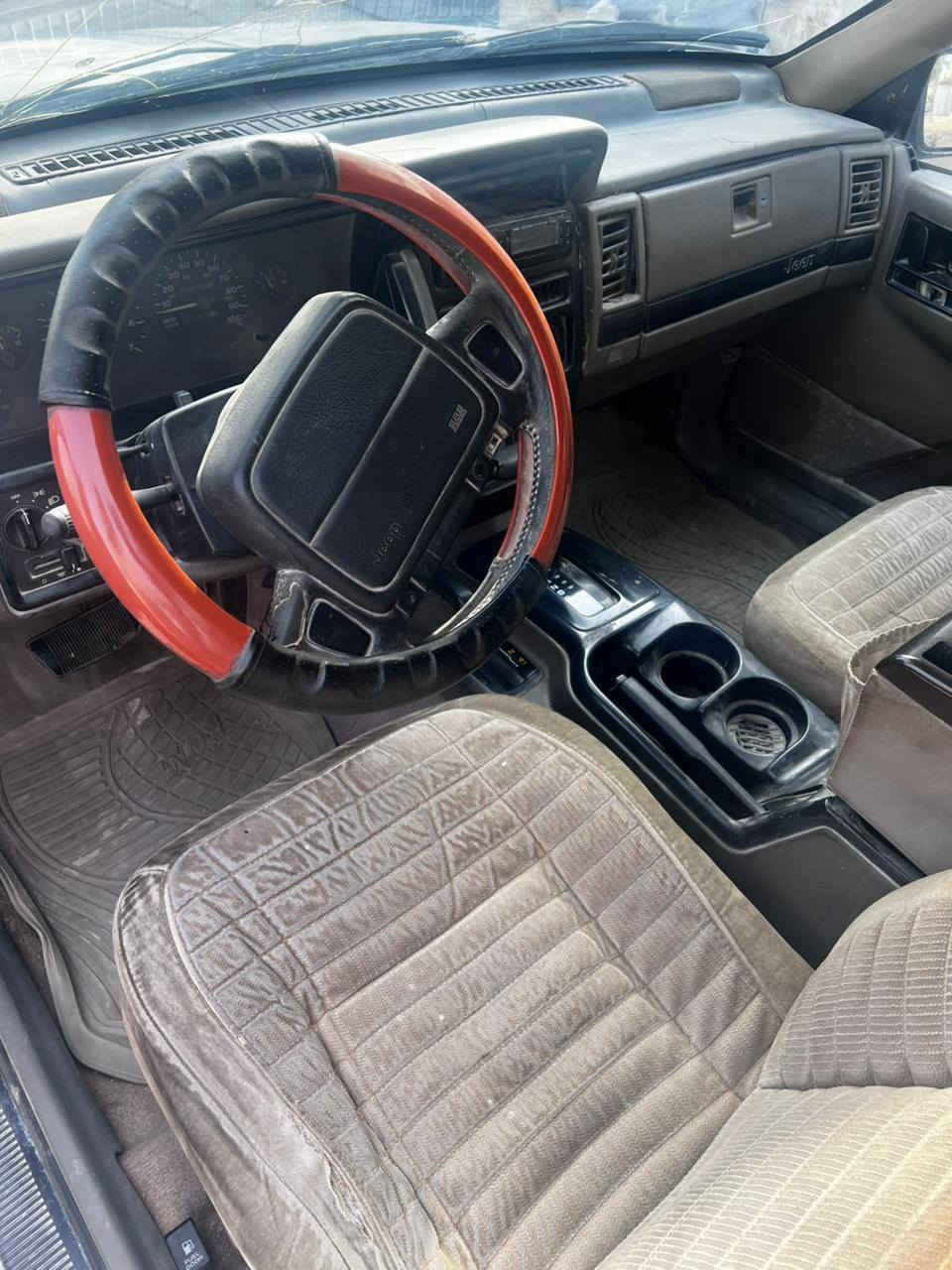 السلام عليكم جيب شيروكي موديل 1994
محرك 6 سلندر بلادي والكير بلادي 
تخم تايرات جديده حداديتها زينه 
رقمها الانبار 
مكانها نجف سعرها 40$ وبي مجال 
***********
