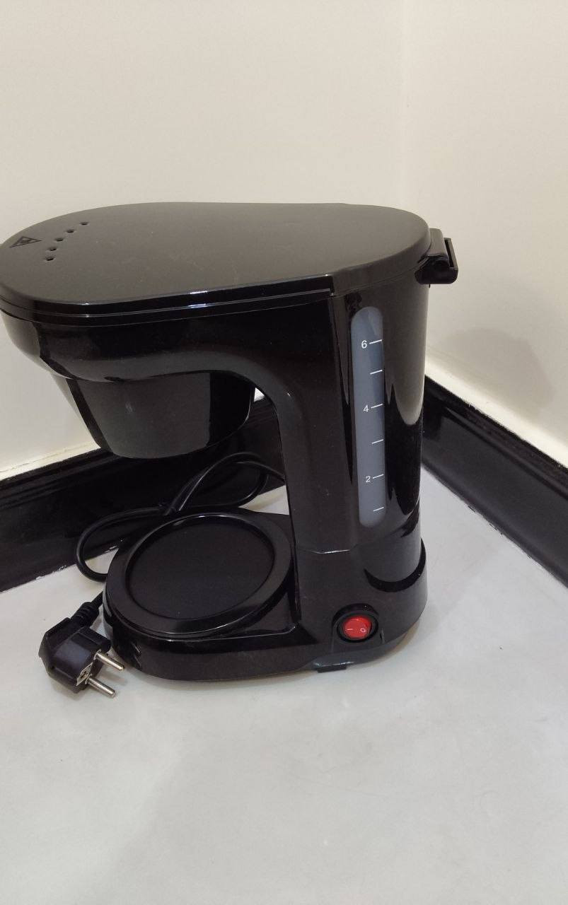 كلام الذكاء الاصطناعي

الجهاز الموجود في الصورة هو ماكينة صنع قهوة بالتنقيط من بلاك آند ديكر (Black & Decker). 
النوع: هي صانعة قهوة بالتنقيط (Drip Coffee Machine).
التشغيل: تتميز بتشغيل بلمسة واحدة لعملية تحضير سريعة وسهلة.
السعة: يمكن أن تكون بسعة تصل إلى 6 أكواب، حسب الطراز المحدد.
الميزات: تحتوي على فلتر نايلون دائم لتعزيز المتانة.
الاستخدام: مناسبة للاستخدام المنزلي أو أثناء السفر


**إذا كنت صاحب هذا الإعلان وتريد حذفه لأي سبب، رجاءا أرسل رسالة إلى الدعم الفني**