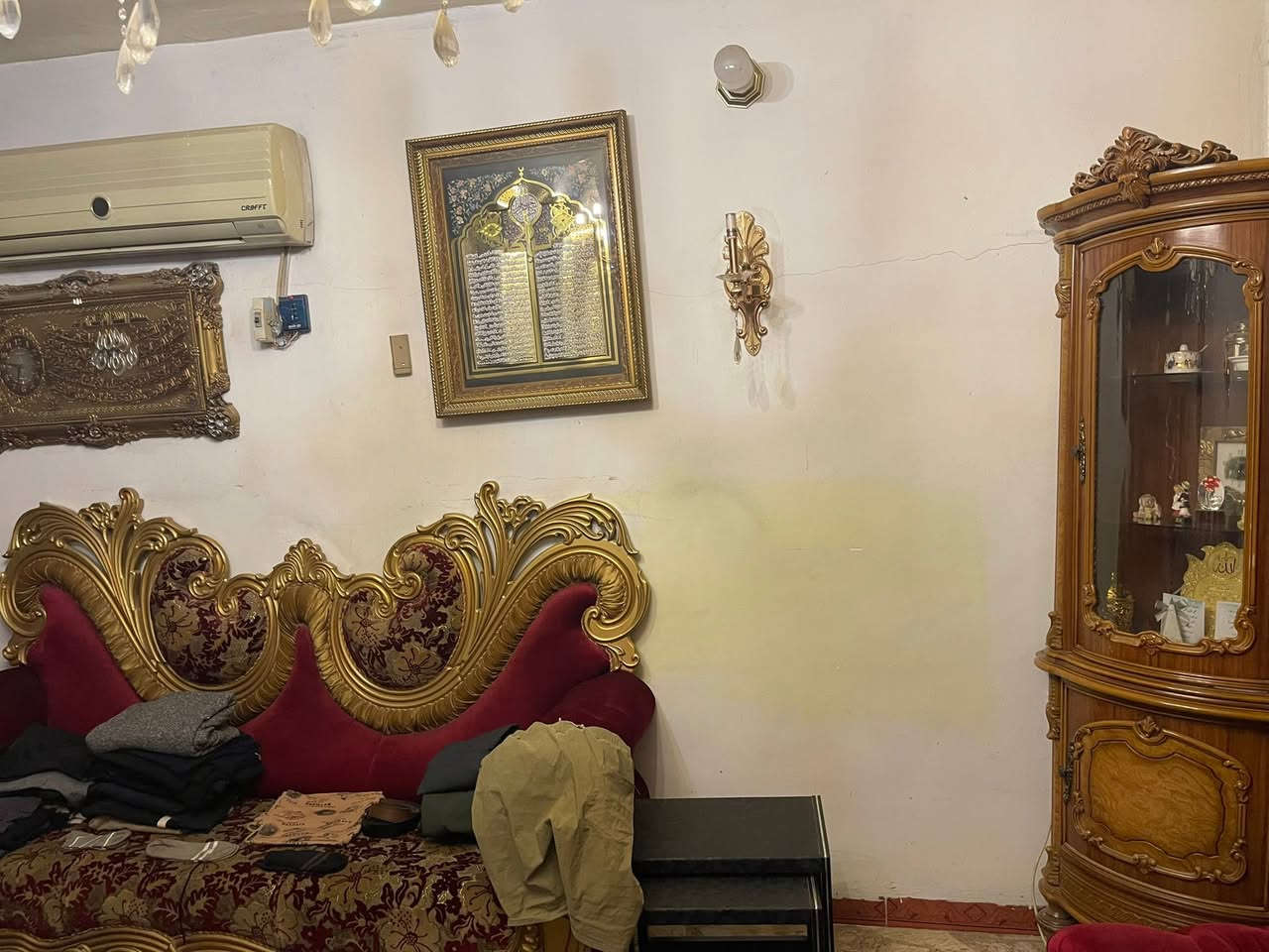 بيت مساحة  ٢٠٠ م  يباع كامل في حي تونس 
يتكون من طابقين 
الطابق الاول يحتوي على
 على  حديقة و صالة و هول و ٣ غرف و حمامات عدد ٢  
والبناء جيد 
والطابق الثاني يحتوي على شقة جاهزة  بناء سنة ٢٠١٥ و مفصولة بشكل كامل  وتحتوي على صالة كبيرة و غرفتين كبيرة  و استقبال وحمامات  عدد ٢ 
ويحتوي الدار على سطح عدد ٢ 
موقع  الدار جيد جدا في بداية شارع جامع القران الكريم  اول فرع جهة اليسار و الفرع مغلق 
شارع هادئ جدا 

***********
