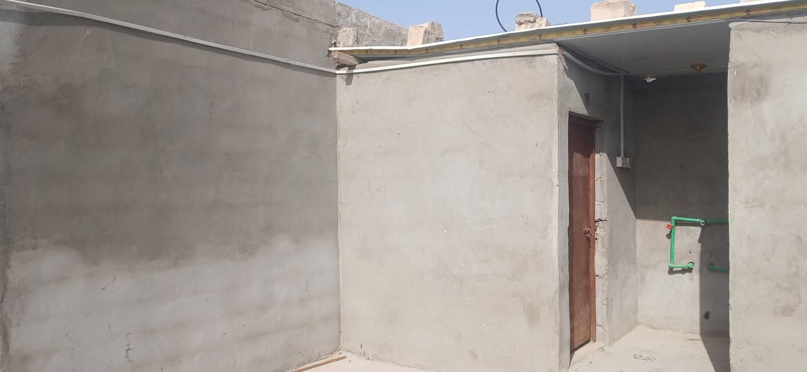 سلام عليكم دونم وبي بيت جبير البيت يتكون من 4 غرف وصاله المطبخ خارجي ديوان طول 13 عوزه لباخ بقيت دونم فارغه بي كهرباء خاصه لك  العنوان شارع الملوه اليربط بين سفوان ولخور حسينيه نواشي يبعد عن شارع تقريب 150 متر للستفسار ***********
