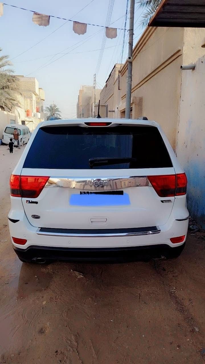 من رخصه الادمن المحترم.. جيب شيروكي موديل ١٣ اوفرلاند أعلى فئه وارد ضربتهه باب السائق ولخلفه رادار أمامي كروز حساسات مقاعد تدفئه وتبريد تحكمات ستيرن وستيرن تدفئه ساخن تبريد قطعتين بحاله جيده بانوراما وفتحه بانوراما ومعروفه بعد مواصفات الاوفرلاند سقف لايتات زنون مري جانبيه متحركه على البك سبع سماعات ودمام خلفي إطارات جديده محرك همي 5.7 السعر ١٤٥ $مكان البصره رقم الهاتف ***********
