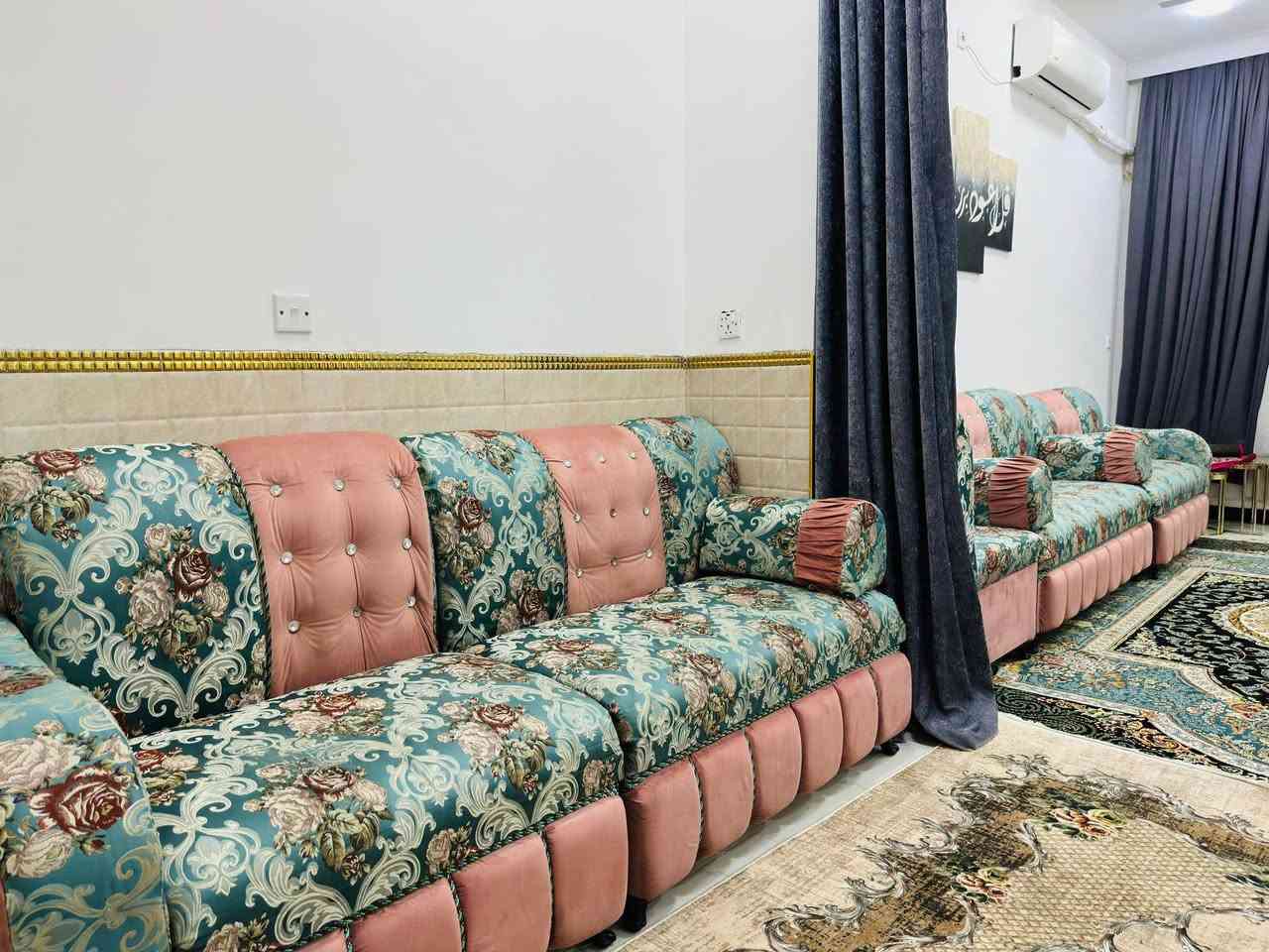 للبيع تخم ديوان نظيف وبحالة جيدة .
• التخم يتكون من 16 مقعد،  
• الشغل مو تجاري، الخشب عراقي أصلي من النوع المتين اللي ما يتعب.
• النظافة 90%، .
• اللون و التصميم: نقشات كلاسيكية وألوان ملكية ترهّم مع أغلب الديكورات.
السعر 350 الف
الاستفسار ***********
