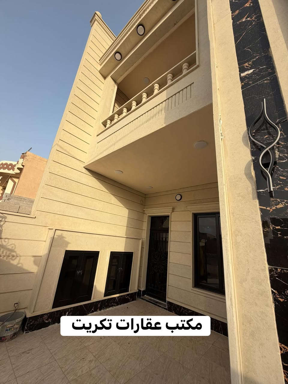 بسم الله ماشاءالله 
دار سكني للبيع الديوم التصنيع 200 متر 
شارع 20 متر بضهر شارع 60 
بناء زيرو فوول مواصفات سحب مغربي حجر اخضر متكون من صاله استقبال مطبخ حار وبارد غرف نوم عدد5 صحيات 3 
السعر وباقي التفاصيل اتصال ع رقم ***********
