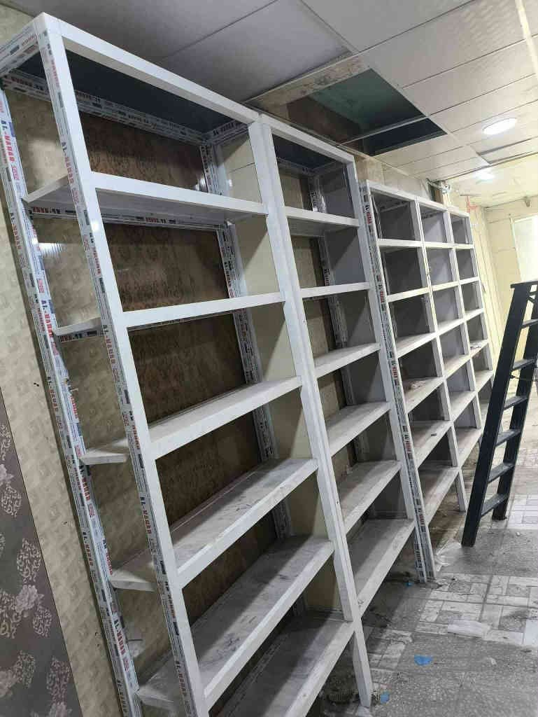 السلام عليكم 
ميز زجاج+ارفوف درجه اولى 
للبيع 
استفسار اتصل على الرقم ‏‪***********‬‏
