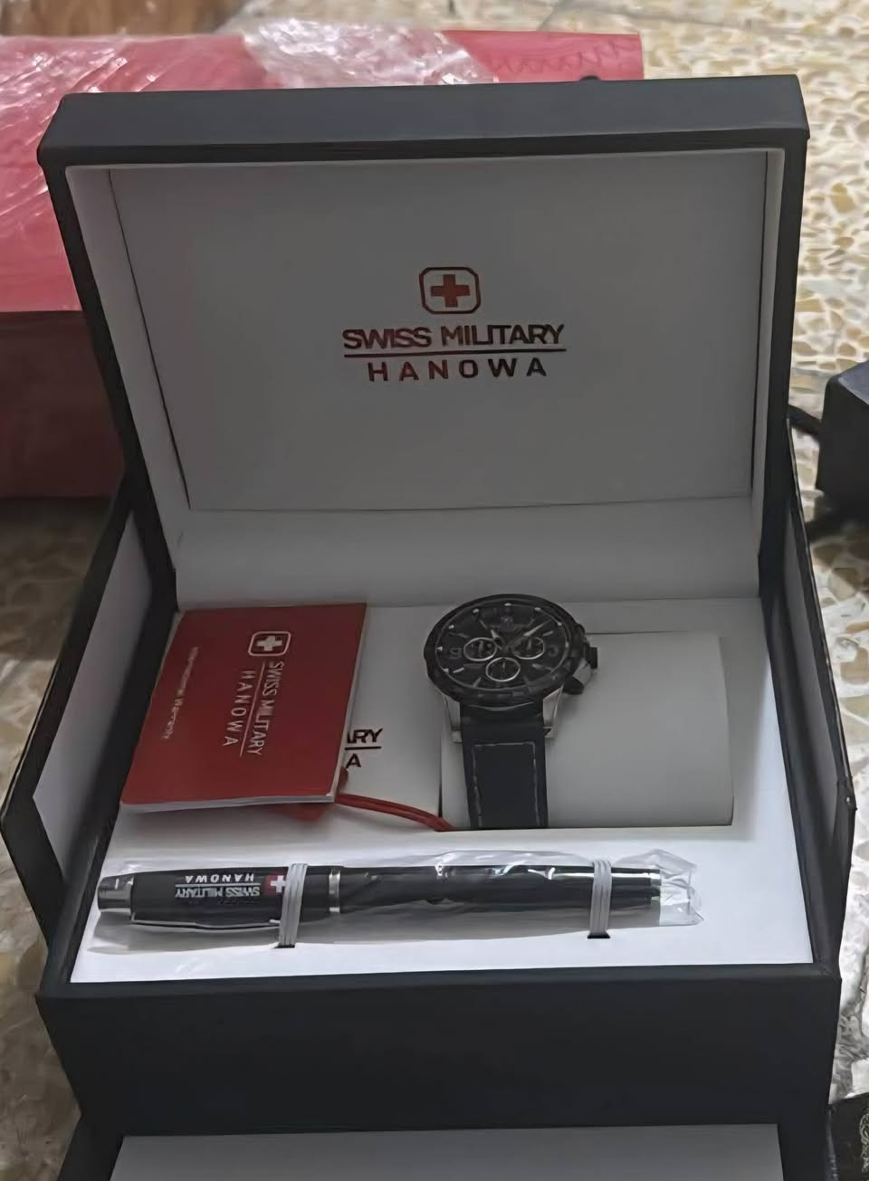 ⌚️ للبيع: طقم سويسري فاخر (ساعة + قلم) - Swiss Military Hanowa
​للراغبين بالتميز والأناقة السويسرية الأصيلة، نعرض لكم من مقتنياتنا الخاصة طقم متكامل يجمع بين المتانة والفخامة:
​الماركة: Swiss Military Hanowa (صناعة سويسرية أصلية Swiss Made).
​المواصفات الفنية:
​المينا: سوداء رياضية مع وظيفة الكرونوغراف (توقيت دقيق).
​الزجاج: كريستال ياقوتي (Sapphire Crystal) مقاوم للخدش.
​المقاومة: مقاومة للماء حتى عمق 100 متر (10 ATM).
​الحزام: جلد طبيعي أسود فخم بخياطة يدوية بارزة.
​الملحقات:
​القلم الأصلي الخاص بالماركة (Swiss Military) بتصميم أنيق.
​علبة العرض الفاخرة الأصلية مع كرت الضمان الدولي.
​الحالة: الساعة بحالة ممتازة (شبه جديدة) وتعتبر قطعة مثالية للاقتناء الشخصي أو كهدية فاخرة.
​القطع تحاكي الزمن وتستحق الاقتناء.


**إذا كنت صاحب هذا الإعلان وتريد حذفه لأي سبب، رجاءا أرسل رسالة إلى الدعم الفني**