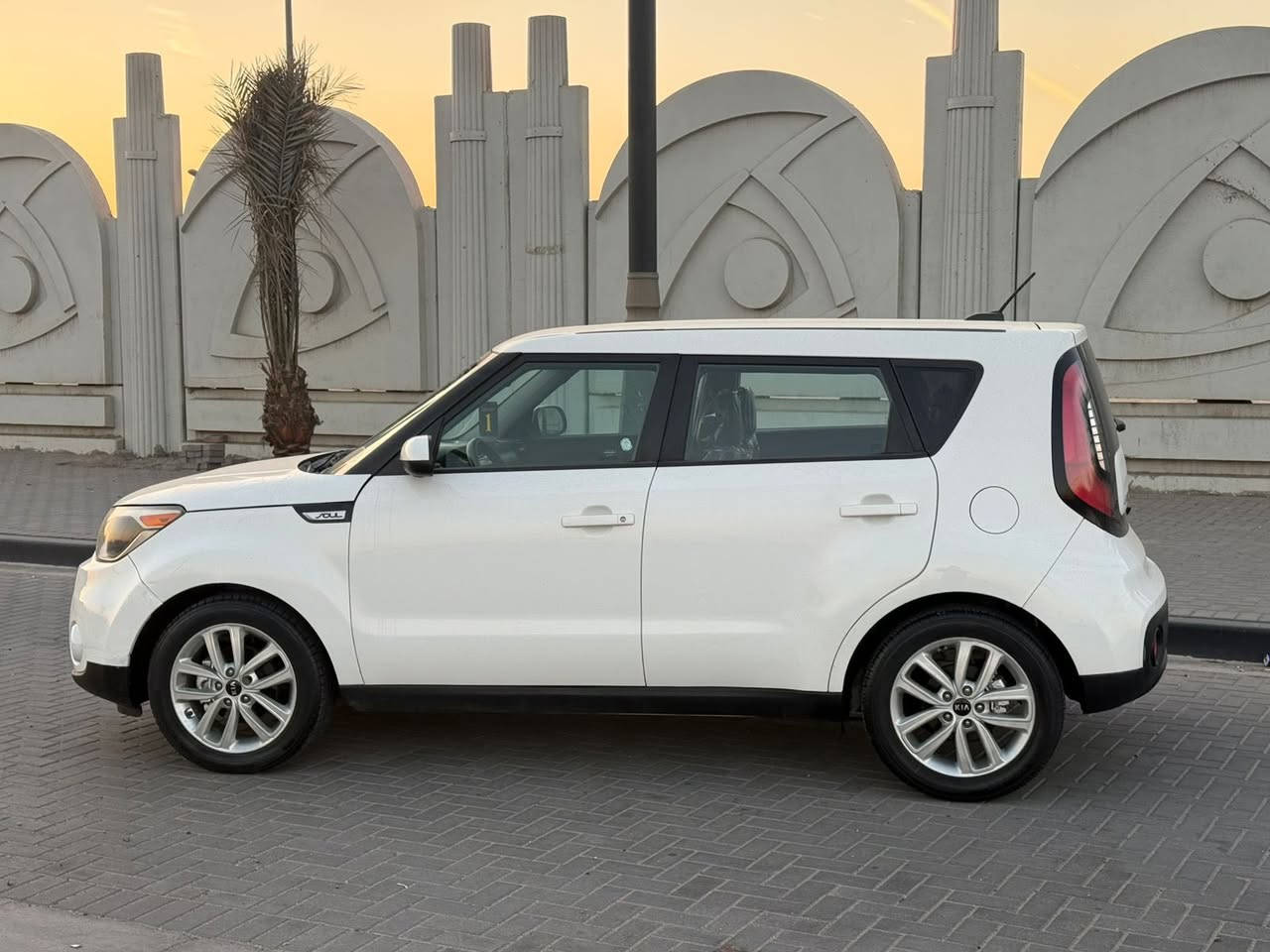 السلام عليكم 
كيا صول موديل 2019
رقم بصره تحويل سنويه ورقم جدد
وارد امريكي بنيد وخشم جاملغ.  
محرك 2000 شاشه جبيره تحكم ستيرن ماشيه 73m جاهزه السياره. تبريد كير محرك حداديه تخم تاير
شراي يخابر ع رقم
مكاني بصره

***********
