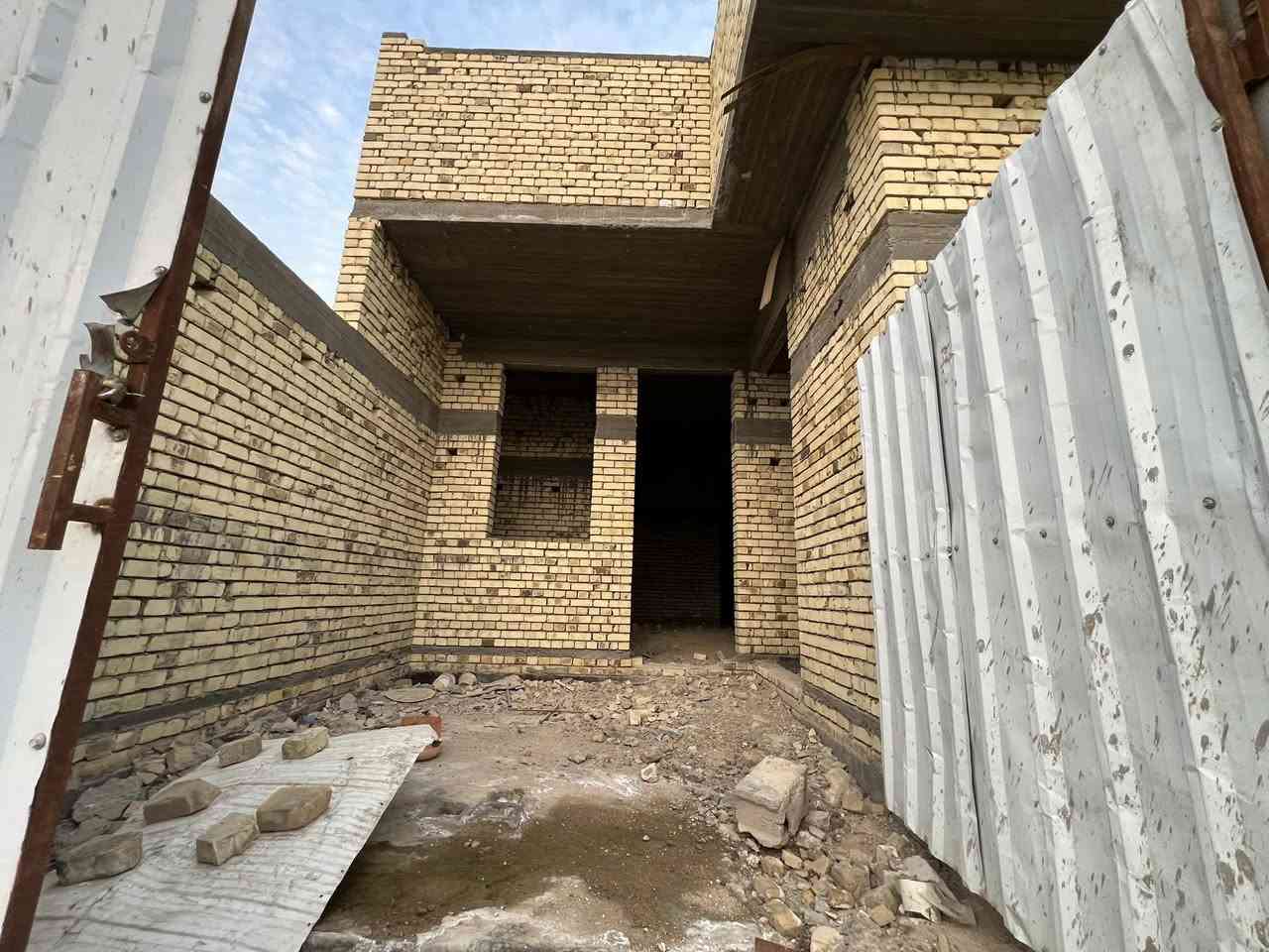 بيت للبيع هيكل كامل طابق واحد بناء جديد بناء طابوق شغل درجه اولى يحتوي على غرفتين منام دوانيه مطبخ حار بارد مفتوح ع صاله مجمع صحيات $منطقه الصالحيه يبعد عن شارع الصالحيه العام ٣٠٠ متر قرب مدارس الريف الزاهر $السعر ٩٨مليون وبي مجال قليل الاستفسار الاتصال ع الرقم &*********** مساحه البيت ٢٠٠متر
