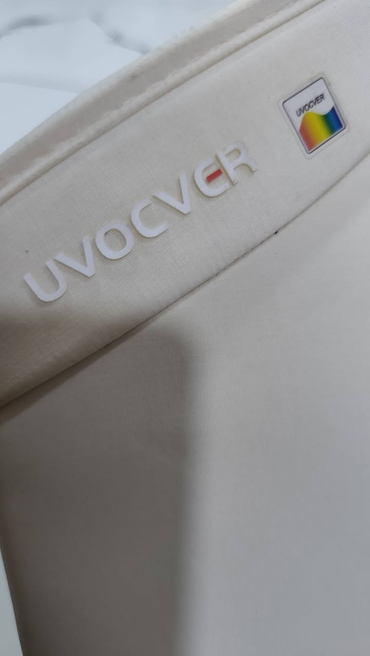 قبعة واقية من الشمس ماركة السعر = 2 إلاف
تتميز قبعات UVOCVER بتصميم عصري يجمع بين الأناقة والحماية الفعالة من الشمس، 
الغرض الأساسي: تُصمم هذه القبعات للحماية من الأشعة فوق البنفسجية الضارة (UV)، وهي مثالية للأنشطة الخارجية مثل الرياضة، المشي، أو العمل تحت أشعة الشمس المباشرة.
التصميم: تتميز بكونها مفتوحة من الأعلى للسماح بتهوية الرأس، مع حافة (برنيطة) عريضة لحماية الوجه والعينين من الضوء الساطع.
العلامة التجارية: يظهر شعار "UVOCVER" بوضوح، وهي ماركة متخصصة في منتجات الحماية من الشمس، وغالباً ما تستخدم خامات نسيجية متطورة توفر معامل حماية مرتفع.
طريقة الارتداء: تحتوي عادةً على حزام خلفي قابل للتعديل (يظهر جزء منه باللون الأسود في الصورة الثانية) ليناسب قياس الرأس بشكل مريح.


**إذا كنت صاحب هذا الإعلان وتريد حذفه لأي سبب، رجاءا أرسل رسالة إلى الدعم الفني**
