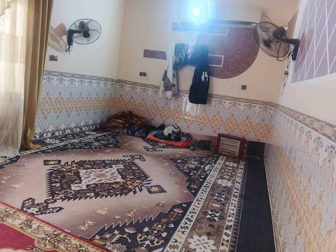 بيت زراعي للبيع مساحه 210 طريق سوق الشيوخ فضليه نزله مدرسه الامام لباقر ع تبليط مباشر لبيت يحتوي على ثلاث غرف وصاله ومطبخ وصحيات وديوانيه وساحه ومحل جبير اسواق قريب ع شارع العام يبعد 70 متر عن شارع 
وسعر معقول 48 وبي مجال ***********
