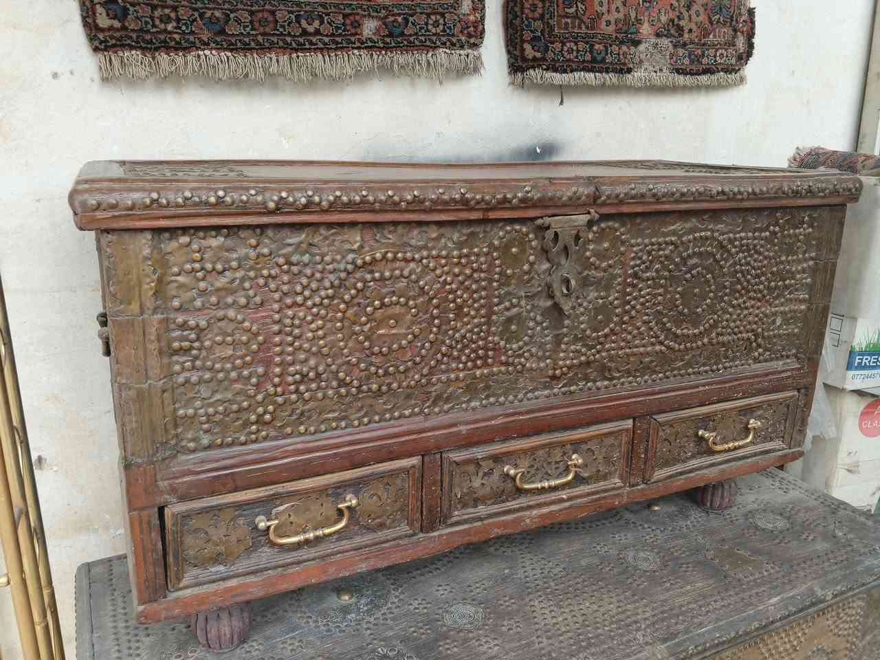 صندوق خشب السيسم  النادر عمل قديم جدا للهواة فقط والمهتمين نظيف جدا التواصل فقط ***********
