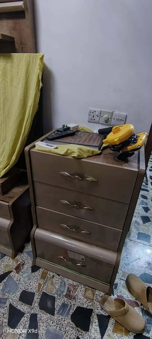 سلام عليكم ورحمة الله وبركاته عندي. هاي غرفه للبيع مفروشه ما مستخدمه ابد للبيع العنوان بغداد الامين الثانيه 12 قطعه مستعجل عليه كلش ب٧٥٠ ***********
