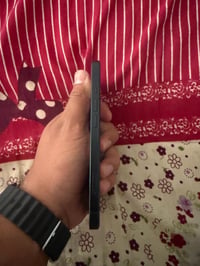 ايفون ١٣عادي ذ١٢٨ب٨٩الجهاز مامفتوح يعني وتر بروف بس بي ظربه بل شاشه بس...