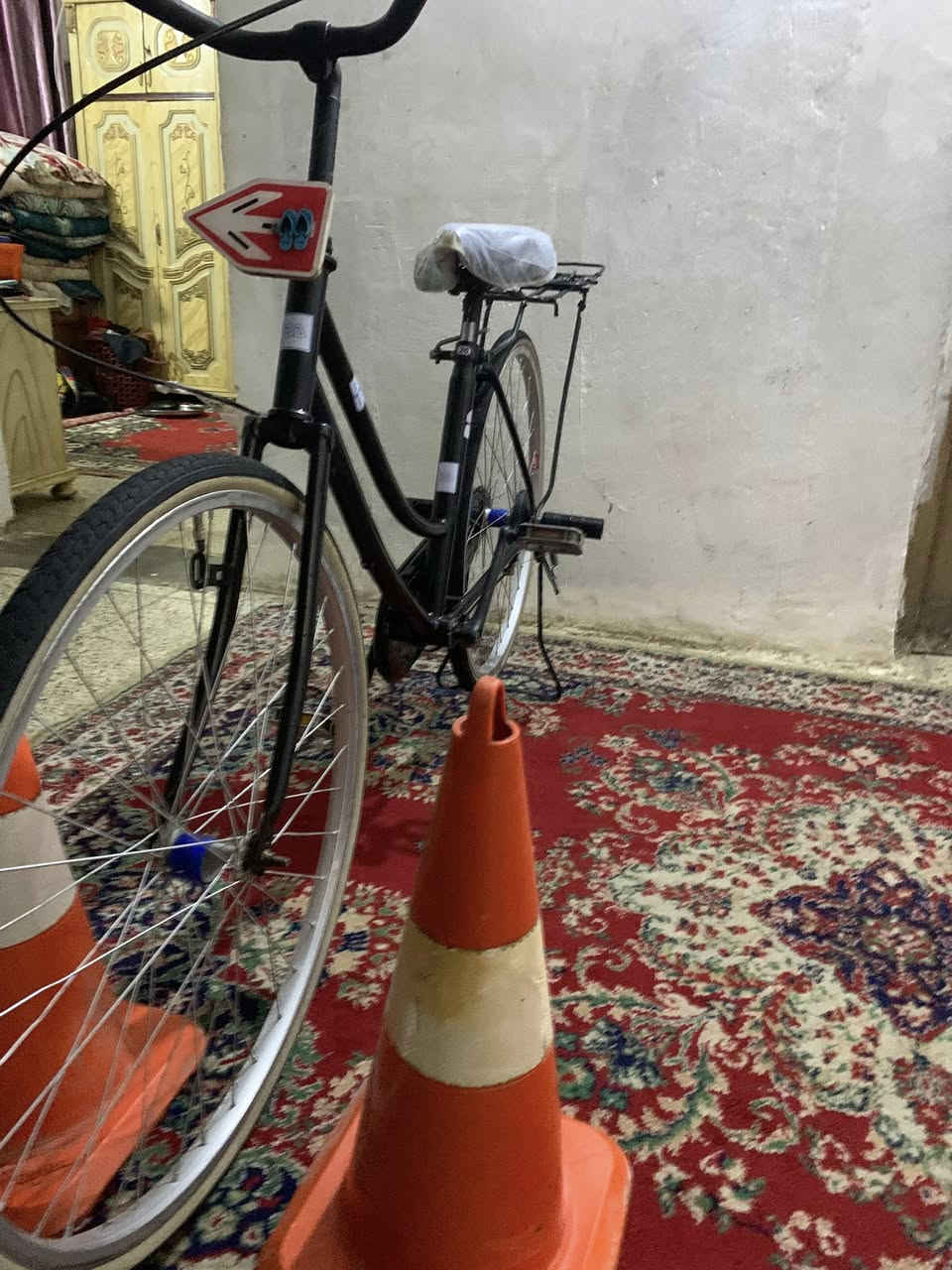 السلام عليكم بايسكل بيدي للبيع نظيف كامل مع جاملغات حجم 26 السعر 65 وبي مجال مكان بغداد الدورة حي اسيا الرقم بي واتساب ***********
