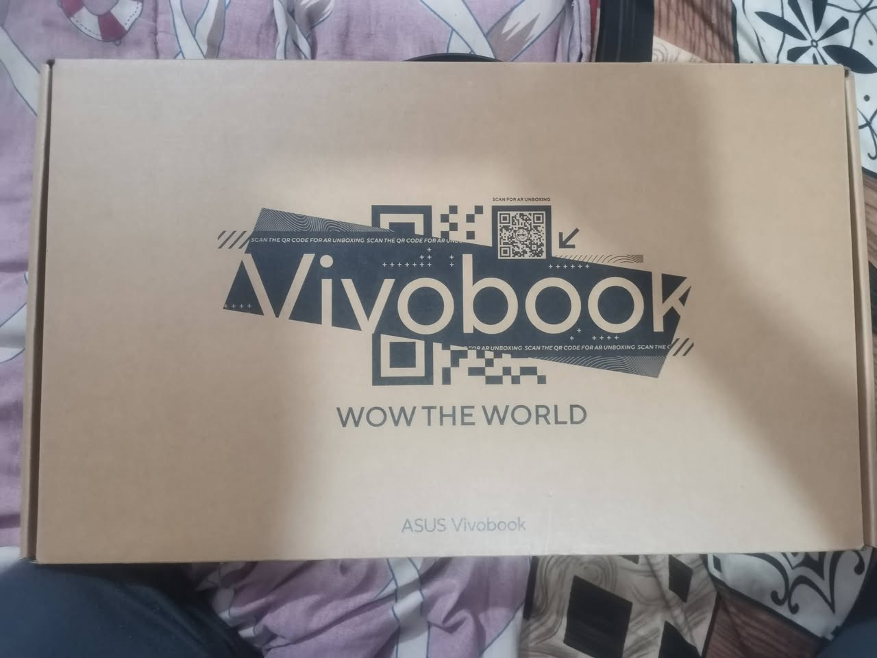 لاب توب من نوع ASUS Vivobook 15
السعر ٤٢٥ ألف قفل مكاني بغداد حسينية الراشدية

 *********** او ***********

​المعلومات الأساسية

الجهاز "نظافة 100% مع الكارتون"

​الموديل (Model): ASUS Vivobook 15

(الرمز الدقيق: X1504VA-NJ816).

​اللون: أزرق هادئ (Quiet Blue).

​المواصفات التقنية (Hardware)

​المعالج (CPU): Intel Core i3-1315U

(من الجيل الثالث عشر، وهو معالج اقتصادي وجيد للمهام اليومية والدراسية).

​الذاكرة العشوائية (RAM): 4 جيجابايت من نوع DDR4

(مدمجة على اللوحة الأم On-Board).

​ملاحظة: 4 جيجابايت تعتبر قليلة للمعايير الحالية، قد ترغب في تطويرها إذا كان الجهاز يسمح بذلك لتحسين الأداء.

​التخزين (SSD): 512 جيجابايت من نوع NVMe PCIe 3.0

(سريع جداً في التشغيل ونقل البيانات).

​الشاشة (LCD): مقاس 15.6 بوصة بدقة FHD (1920x1080)،

وهي شاشة قياسية مريحة للعين.

​كرت الشاشة (VRAM): لا يوجد كرت شاشة منفصل

 (يعتمد على الكرت المدمج في المعالج Intel UHD).

​المنافذ والاتصال

​المنافذ (USB): يحتوي على منفذ USB 2.0، ومنفذين USB 3.2، ومنفذ واحد USB-C.

​الاتصال اللاسلكي: يدعم Wi-Fi 5 و Bluetooth.

​نظام التشغيل: مكتوب (WITHOUT OS)،

 أي أن الجهاز يأتي بدون ويندوز مثبت مسبقاً (تحتاج لتثبيته بنفسك).

Win11 👌👍🏻

​البطارية: 3 خلايا بقدرة 42 وات في الساعة.
