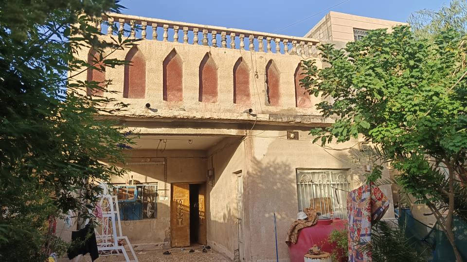 السلام عليكم ، بيت للبيع بلزبير 9نيسان منطقة معروفه وجيران طيبين الشارع تبليط ومجاري 10متر البيت قاطين ع القديم بي5غرف 3جوه وثنين فوك حمامات 2البيت ع قديم بس ينسكن طبيعي المساحة277واقع حال 300متر قريب ع شارع  رابع بيت عن شارع العام سعر300 وبي مجال للشراي
رقم*********** الزبير, البصرة
