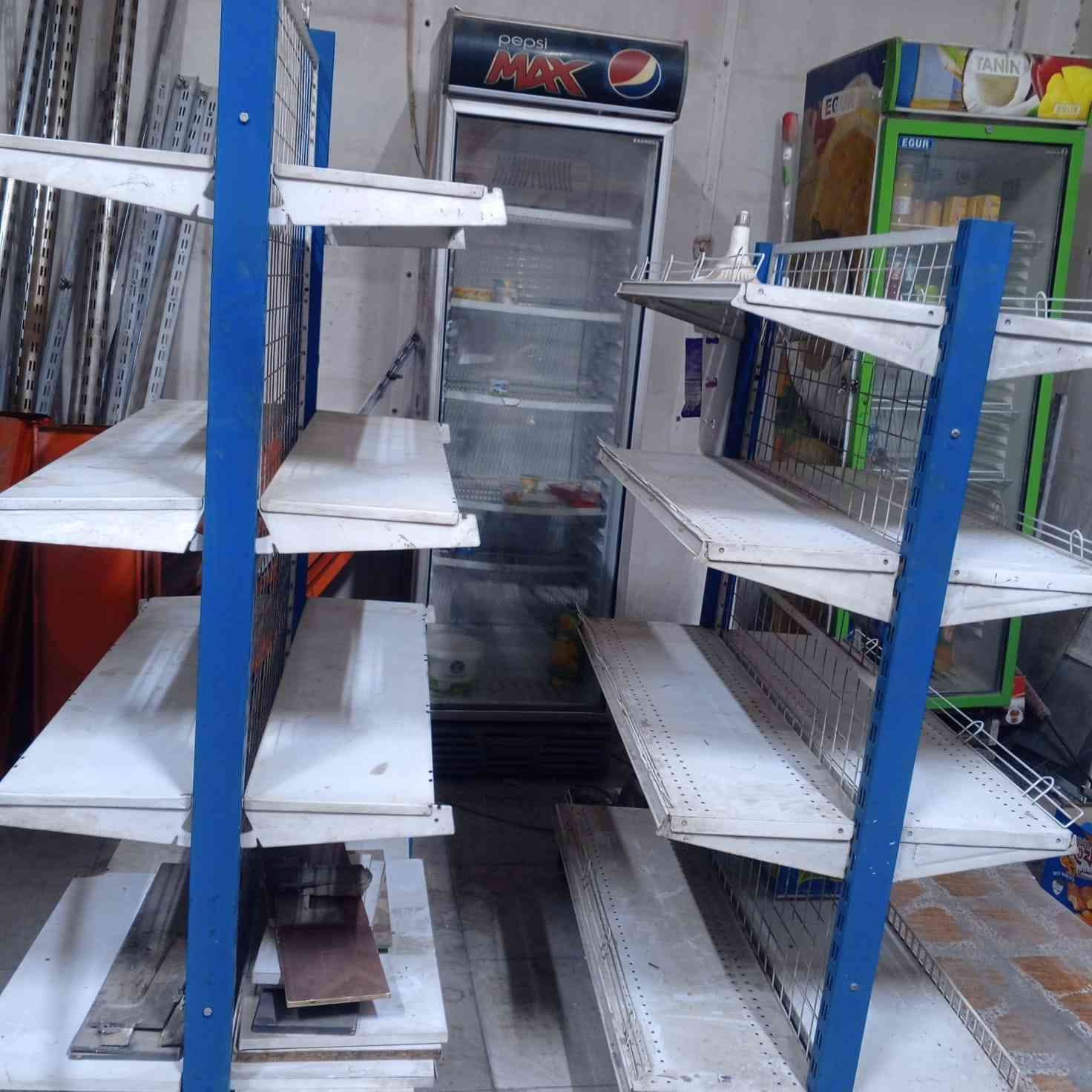 للبيع رفوف وسطيه ورفوف جداريه وجام جانه ٢ للاستفسار الاتصال على الرقم ***********
