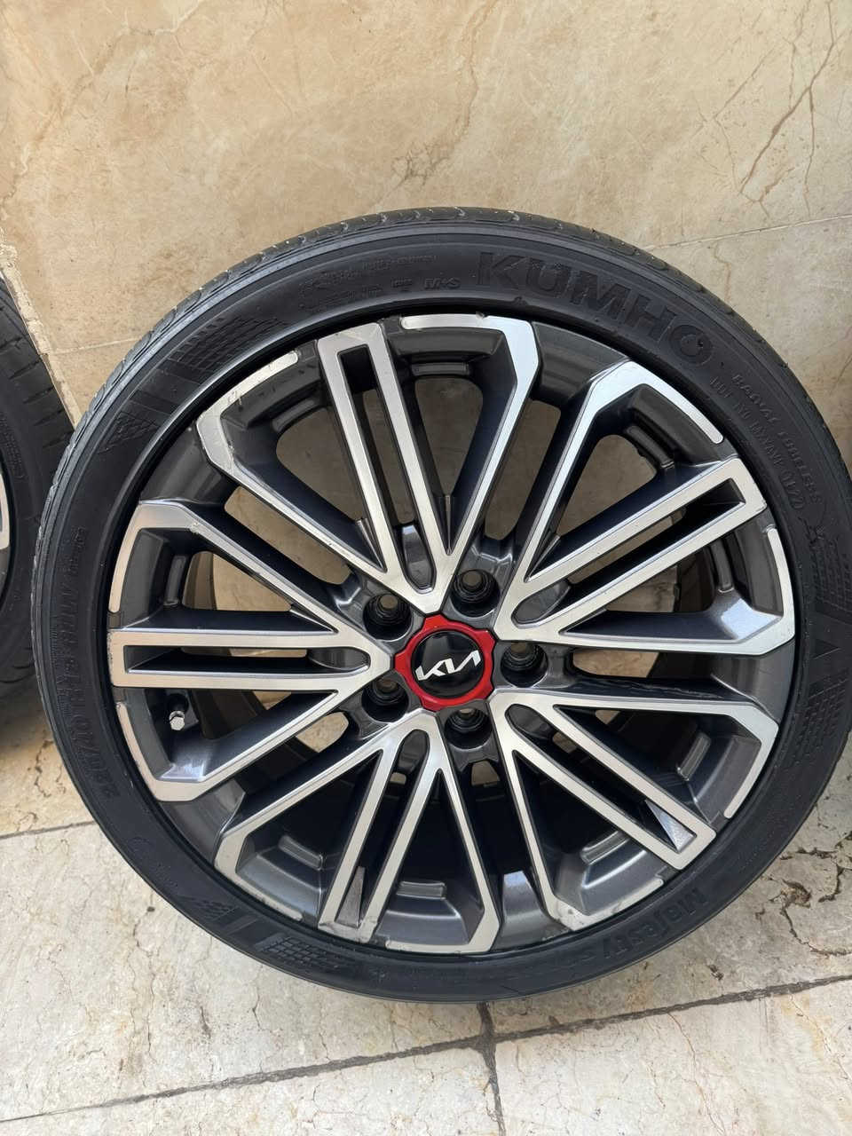 السلام عليكم 
تخم ويل فورتي GT  مع تخم تاير
قياس 18 المرغوب 
تايرين مشلن وتايرين كمهو 
للاتصال ***********
