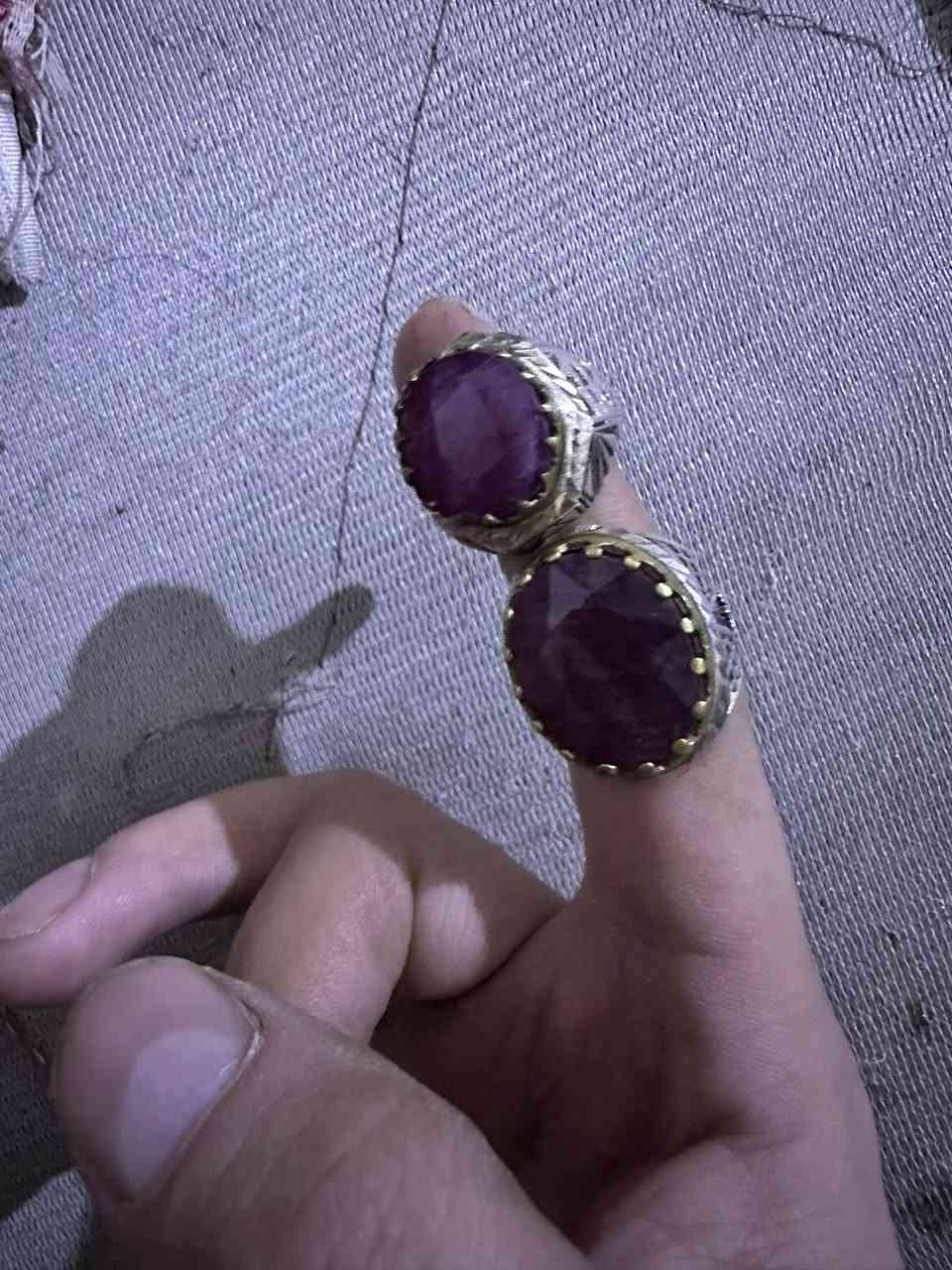 ياقوتات للبيع لياقوت لجبيره مزغرهه على قياس اصبعي للسعر 150الف عنواني بغداد مدينة لصدر***********
