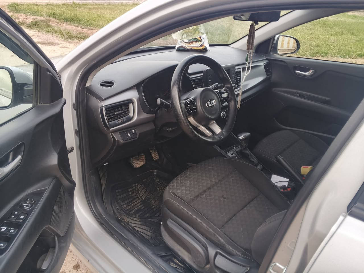 سلام عليكم كيه ريوه 2019 شرط محرك ما مفتوح وكير غطرت صبق ما بيه السعر 117 سياره وارد امريكي ضر بس دعاميه الماميه رقم الهاتف ***********
